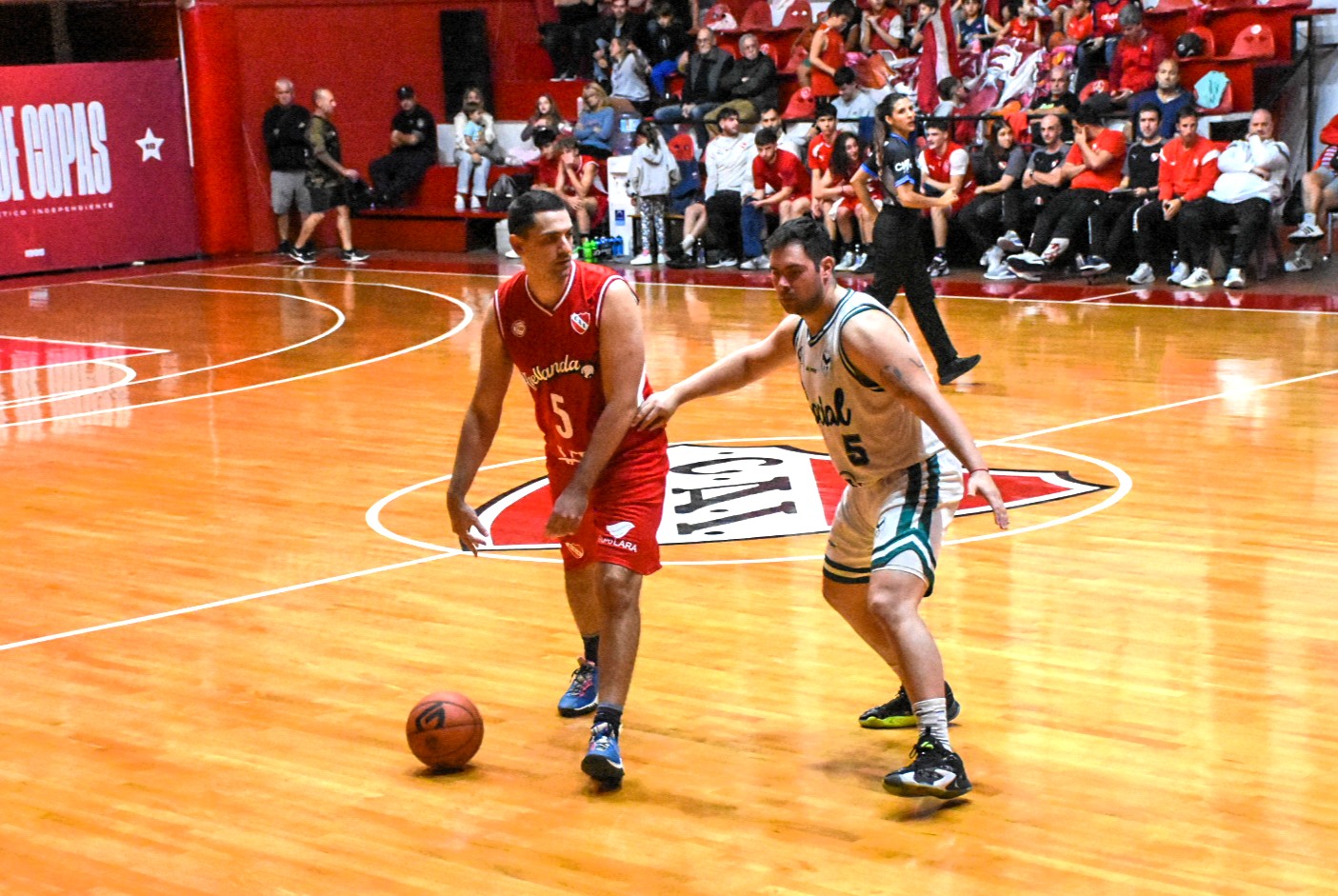 Independiente venció al puntero Alejandro Korn y da pelea