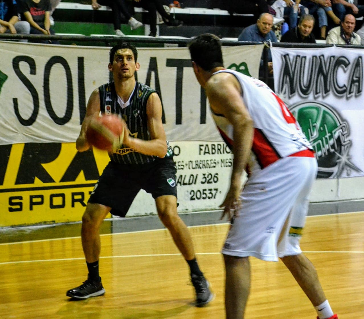 Ugolini festejó sus 100 partidos en casa con otra victoria