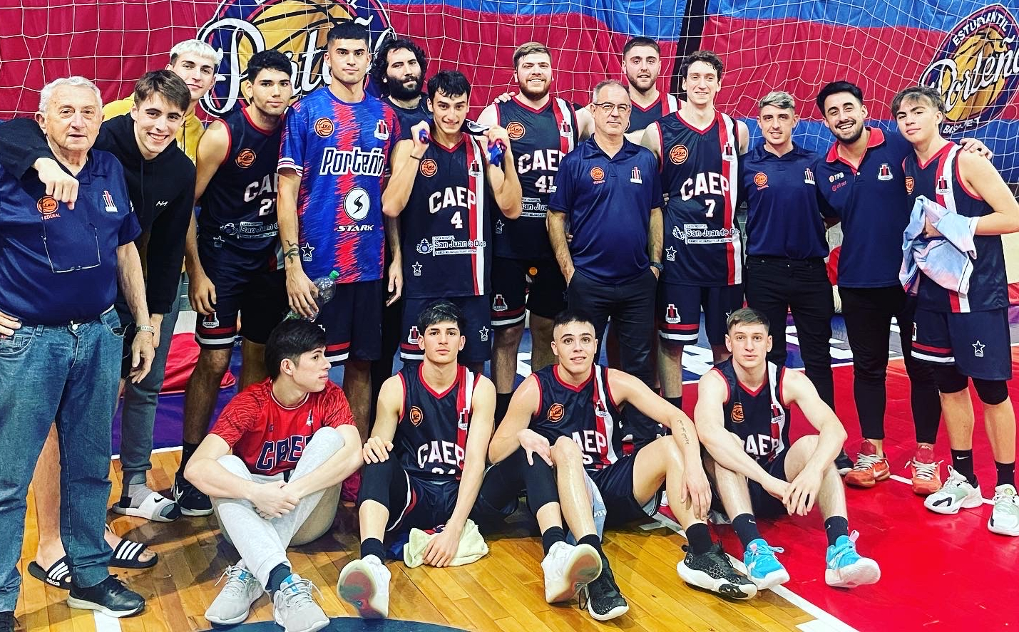 Estudiantil Porteño dominó y clasificó a playoffs