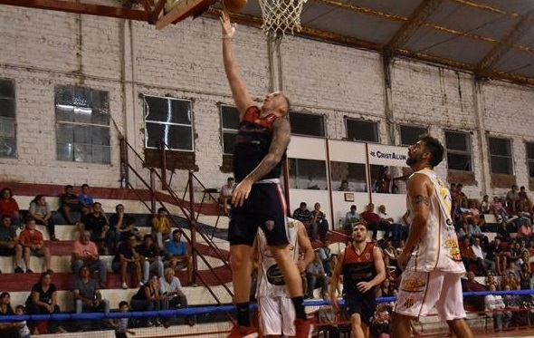 Peñarol ganó y empató la serie