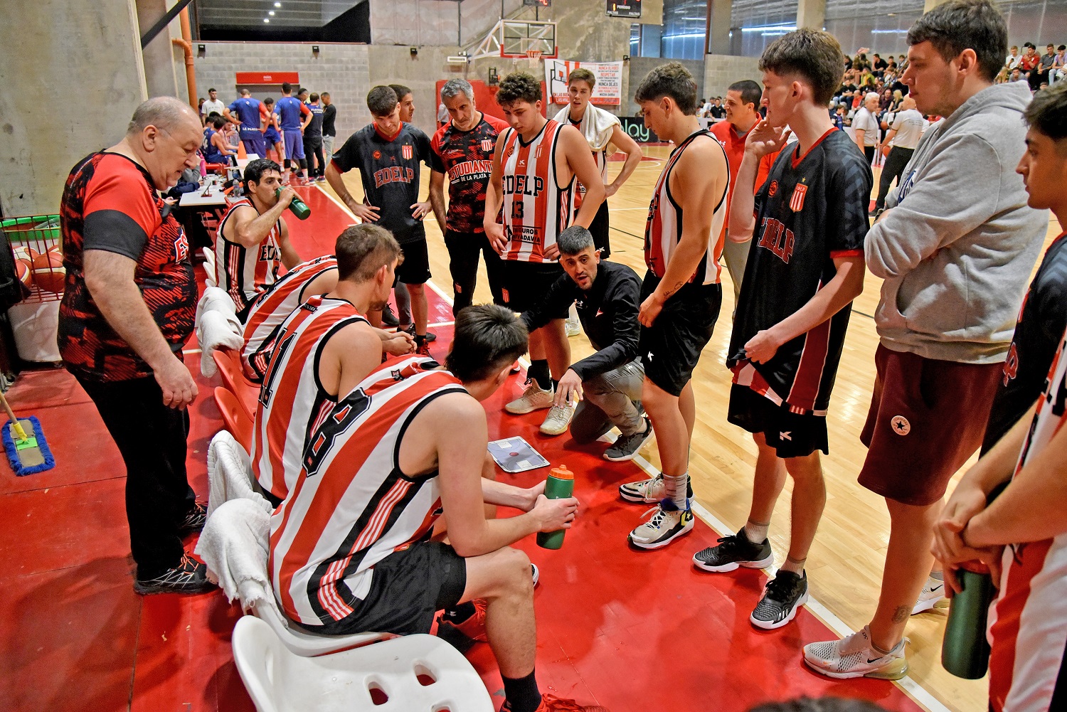 Estudiantes presenta su plantel en una noche especial