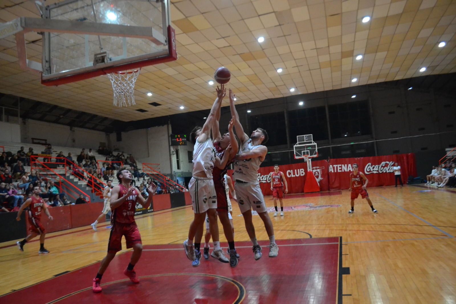 Atenas se alzó con la primera victoria de local