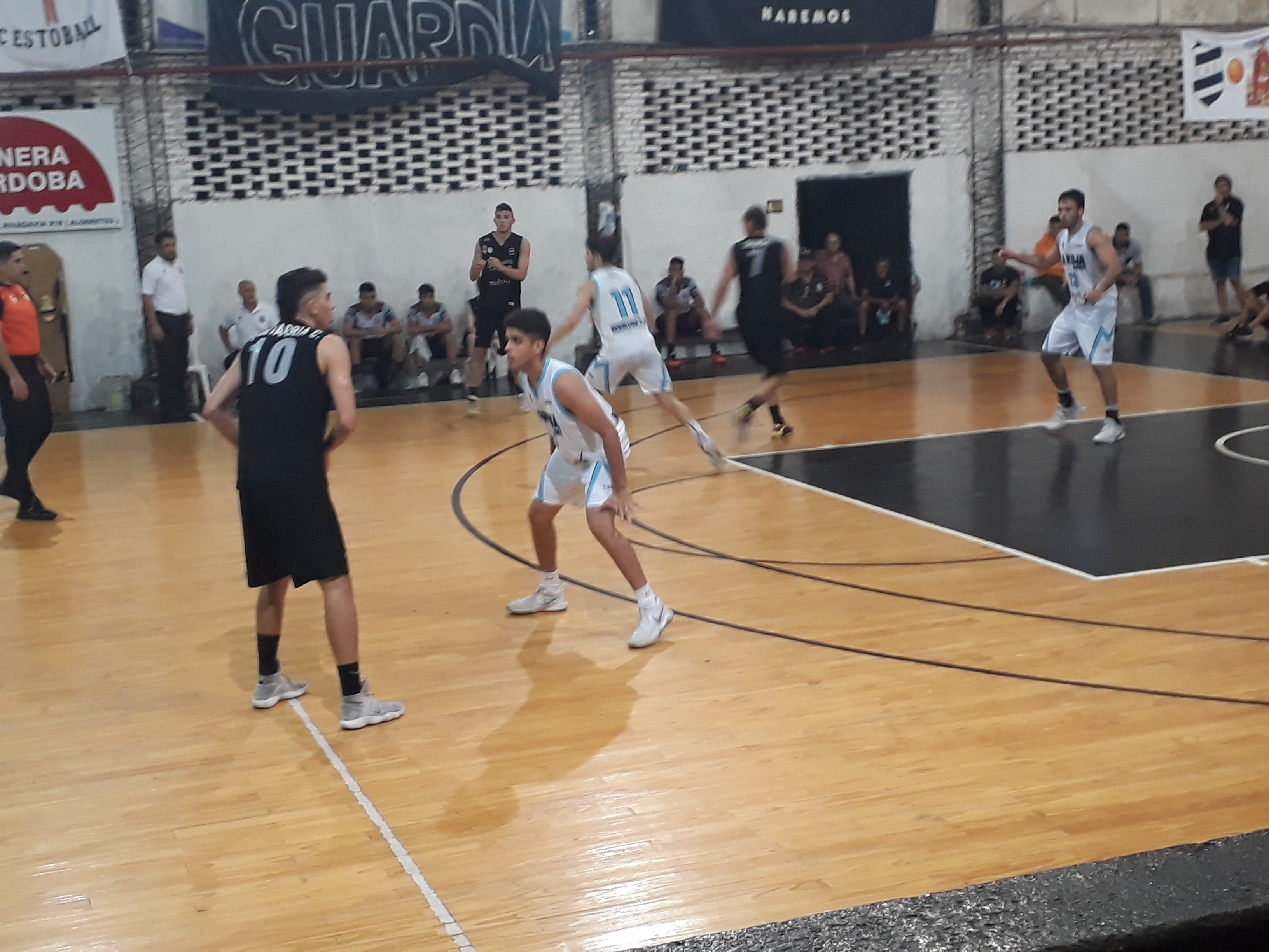 Estudiantes sigue en la cima