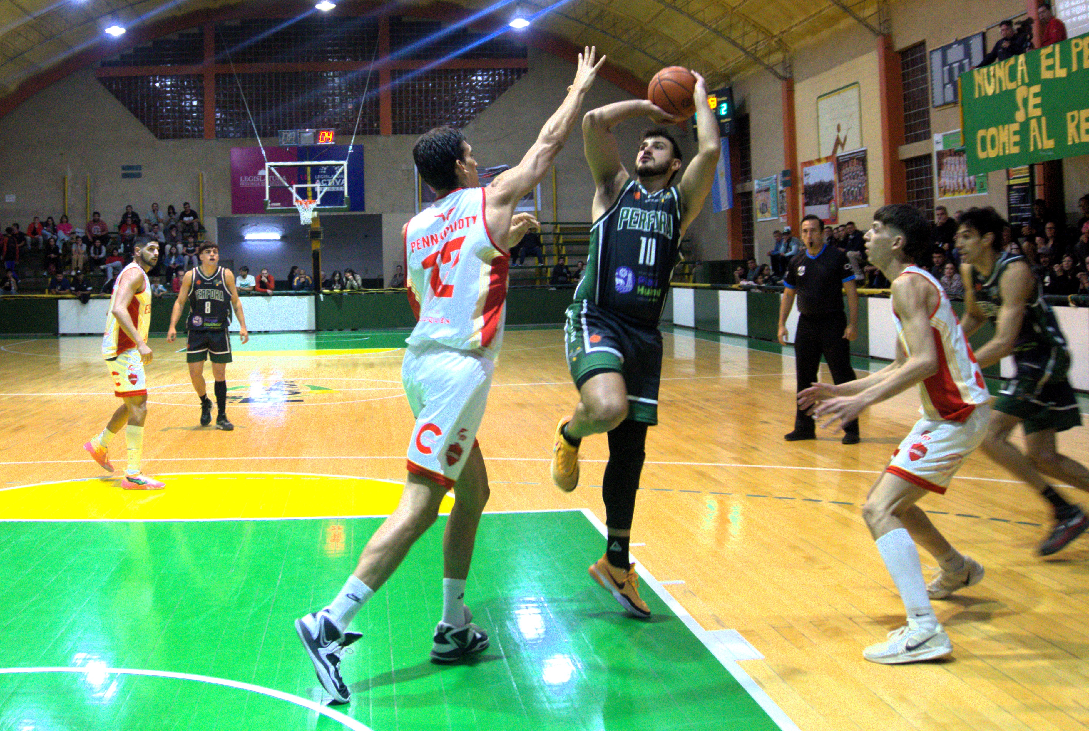 Pérfora conservó la punta con un final espectacular ante Español