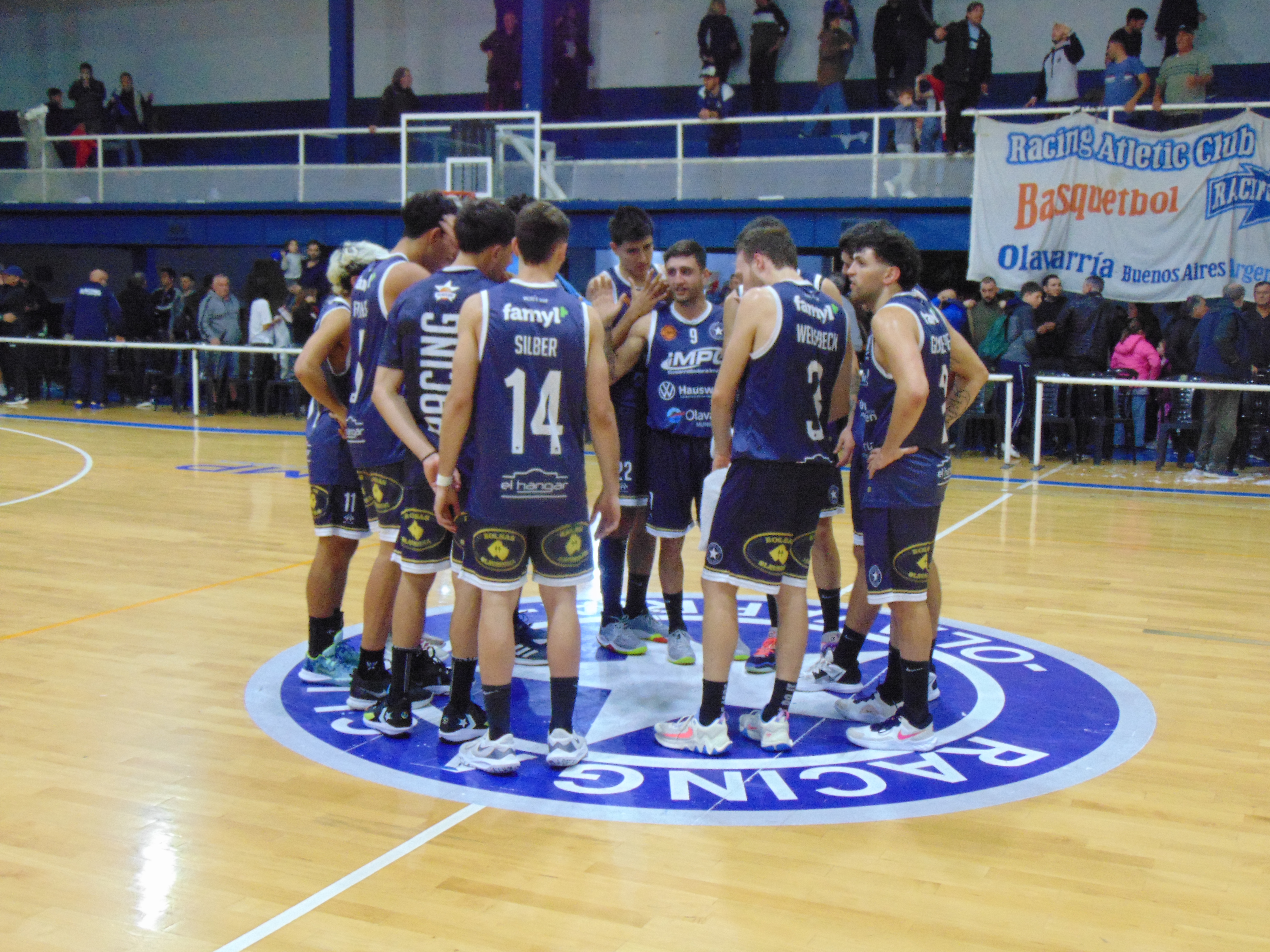 Racing de Olavarría volvió al triunfo ante Atenas de La Plata