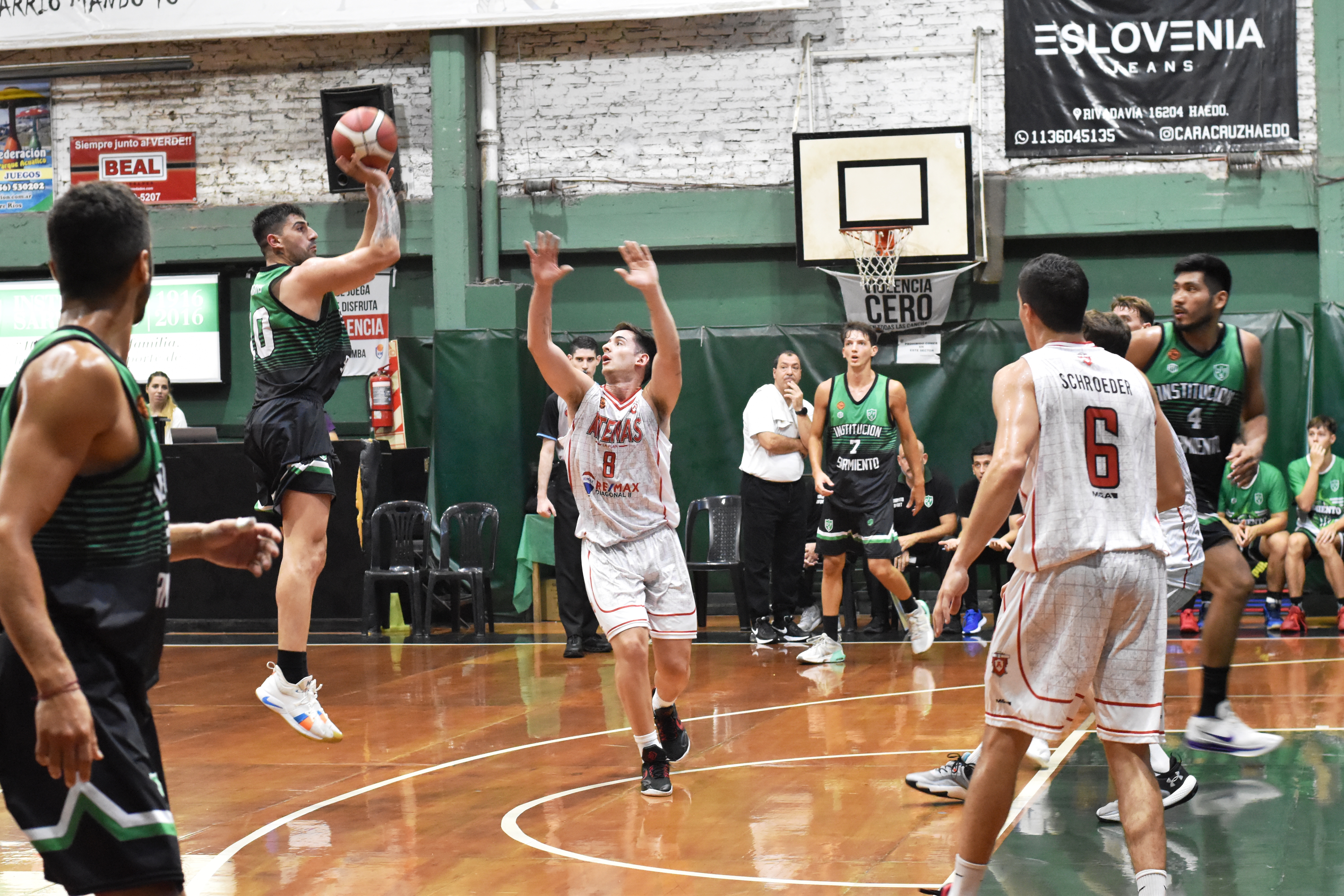 Sarmiento hizo pesar su jerarquía y venció en el final al combativo Atenas de La Plata