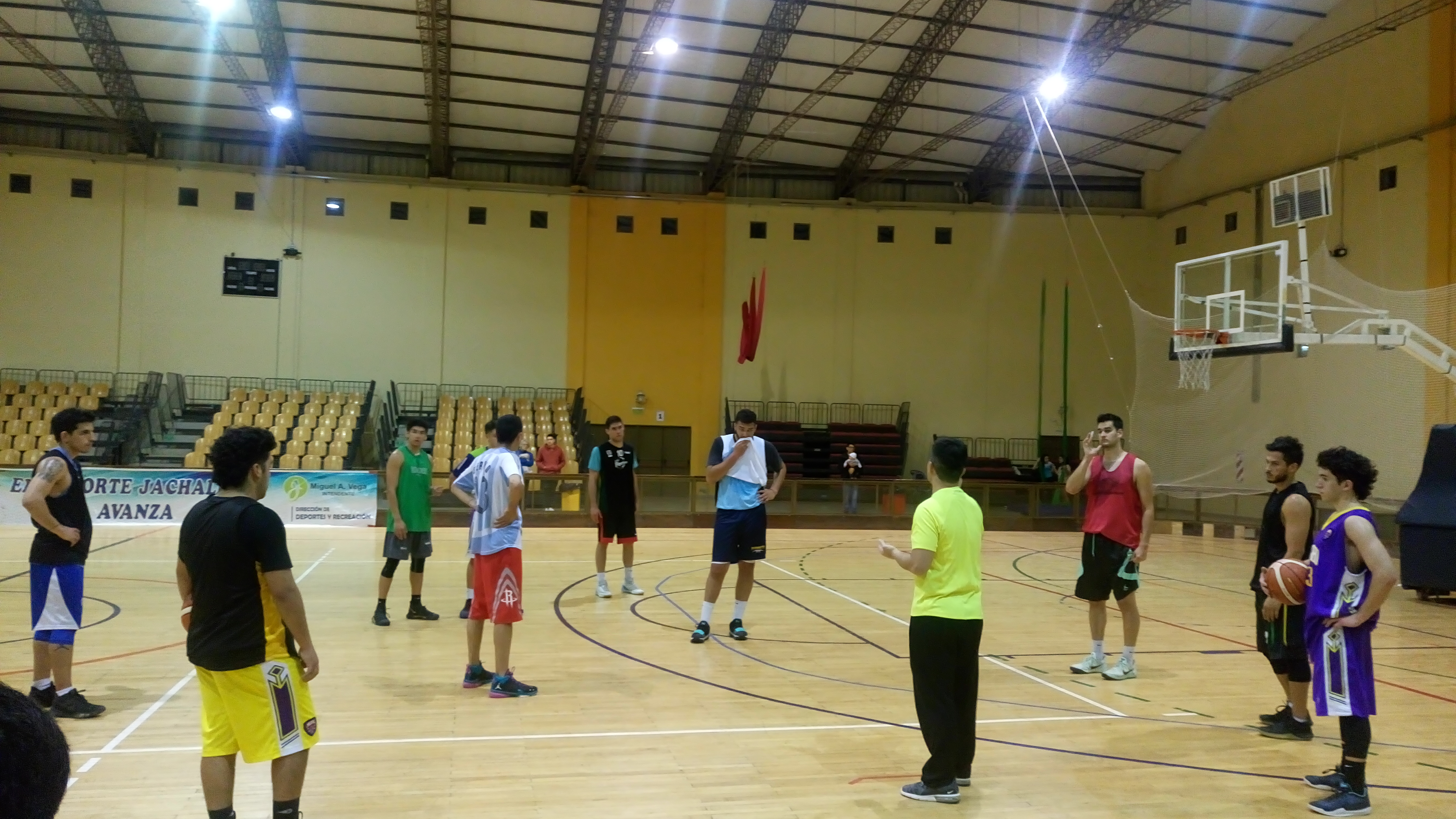 Por el primer triunfo en casa