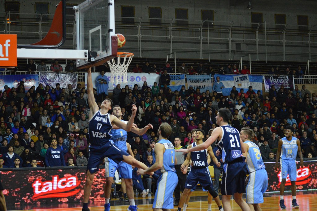 Argentina jugó su mejor partido del torneo y derrotó a Uruguay