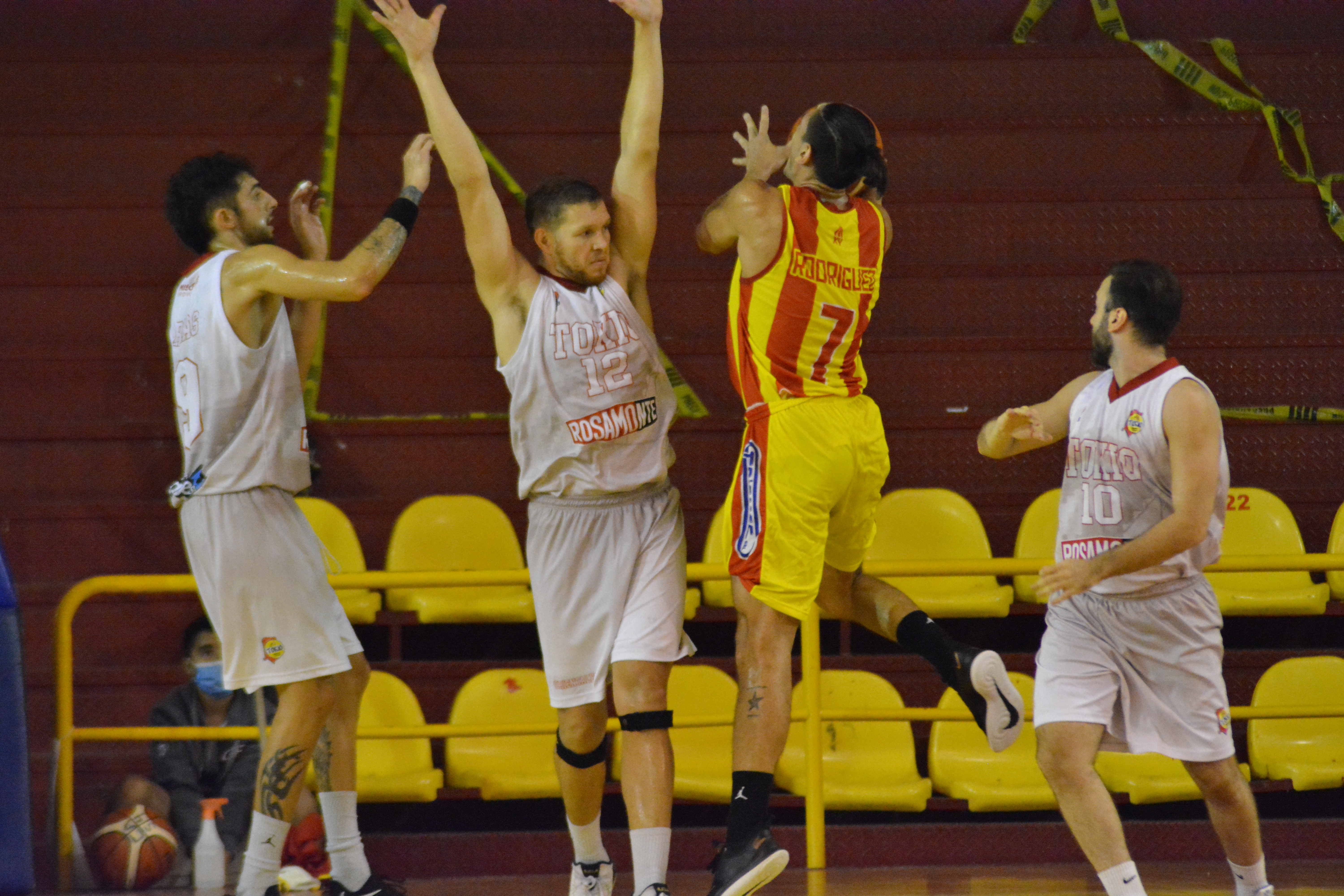 Tokio y Sarmiento se enfrentan con el podio en juego