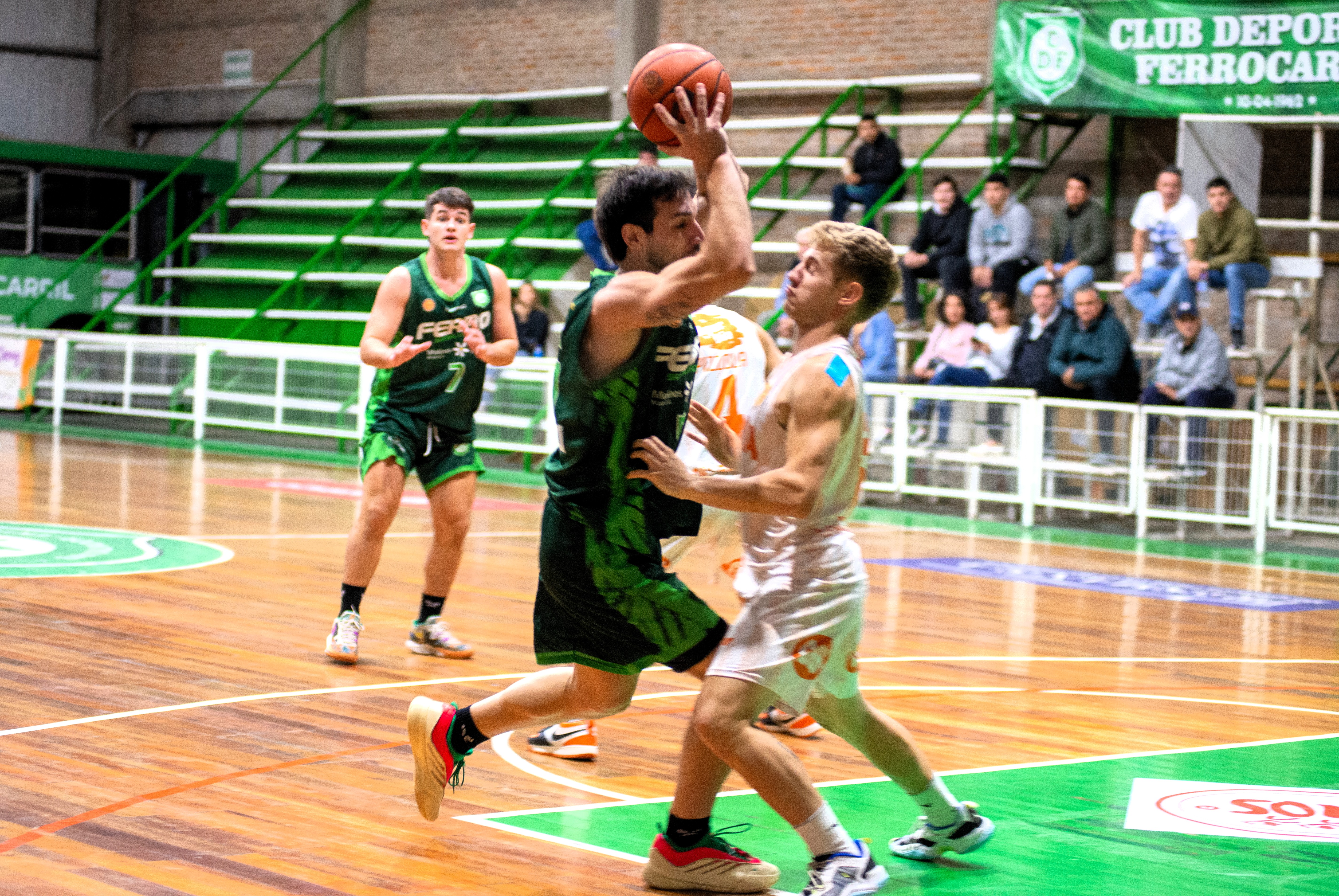 Ferro sigue firme en casa y se estableció como escolta en la Litoral