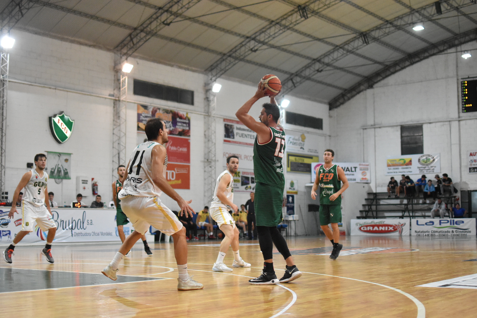 Ferro supo cerrar un duro partido