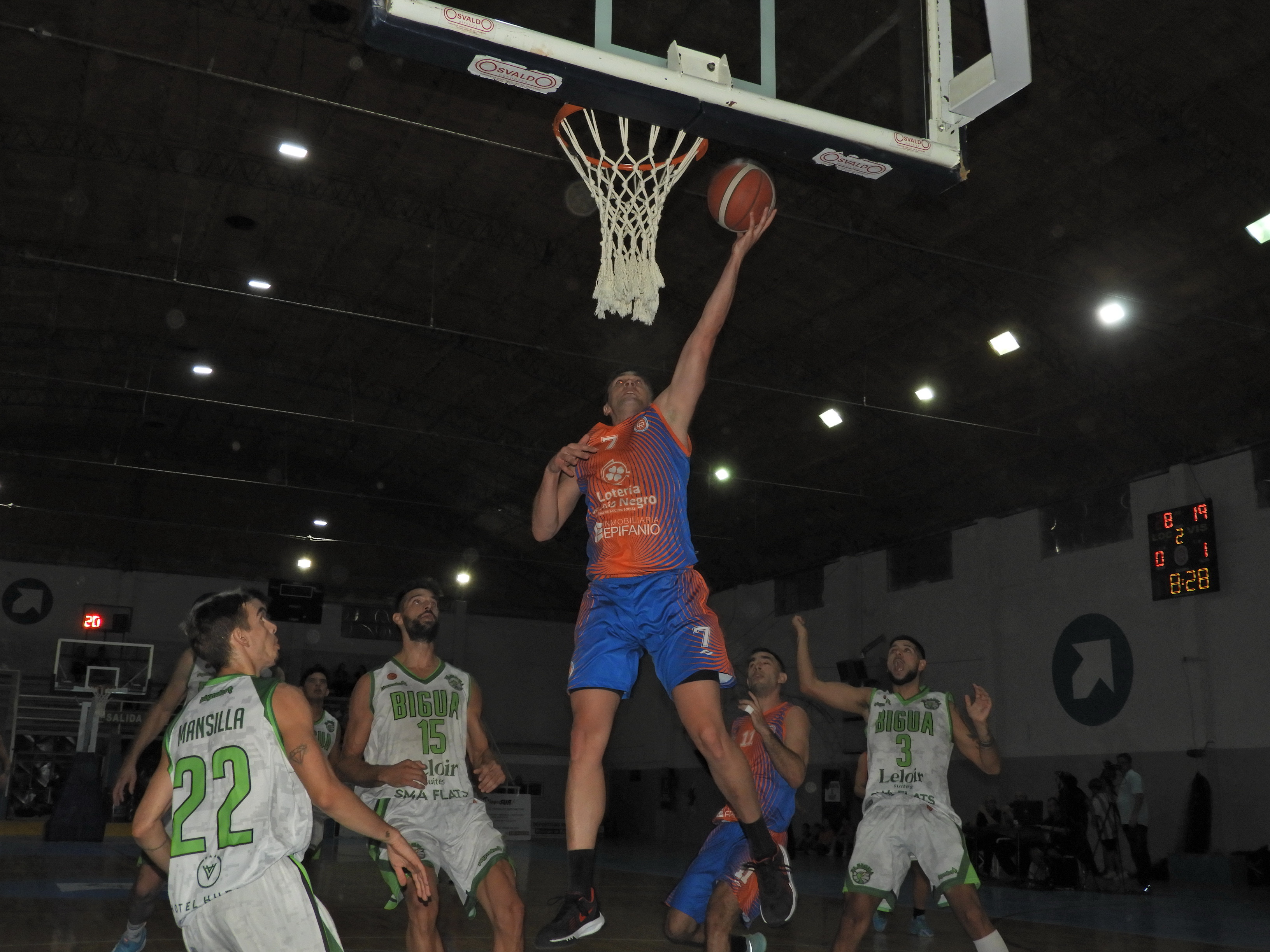 Con defensa y triples, el Depo prolongó su buen momento