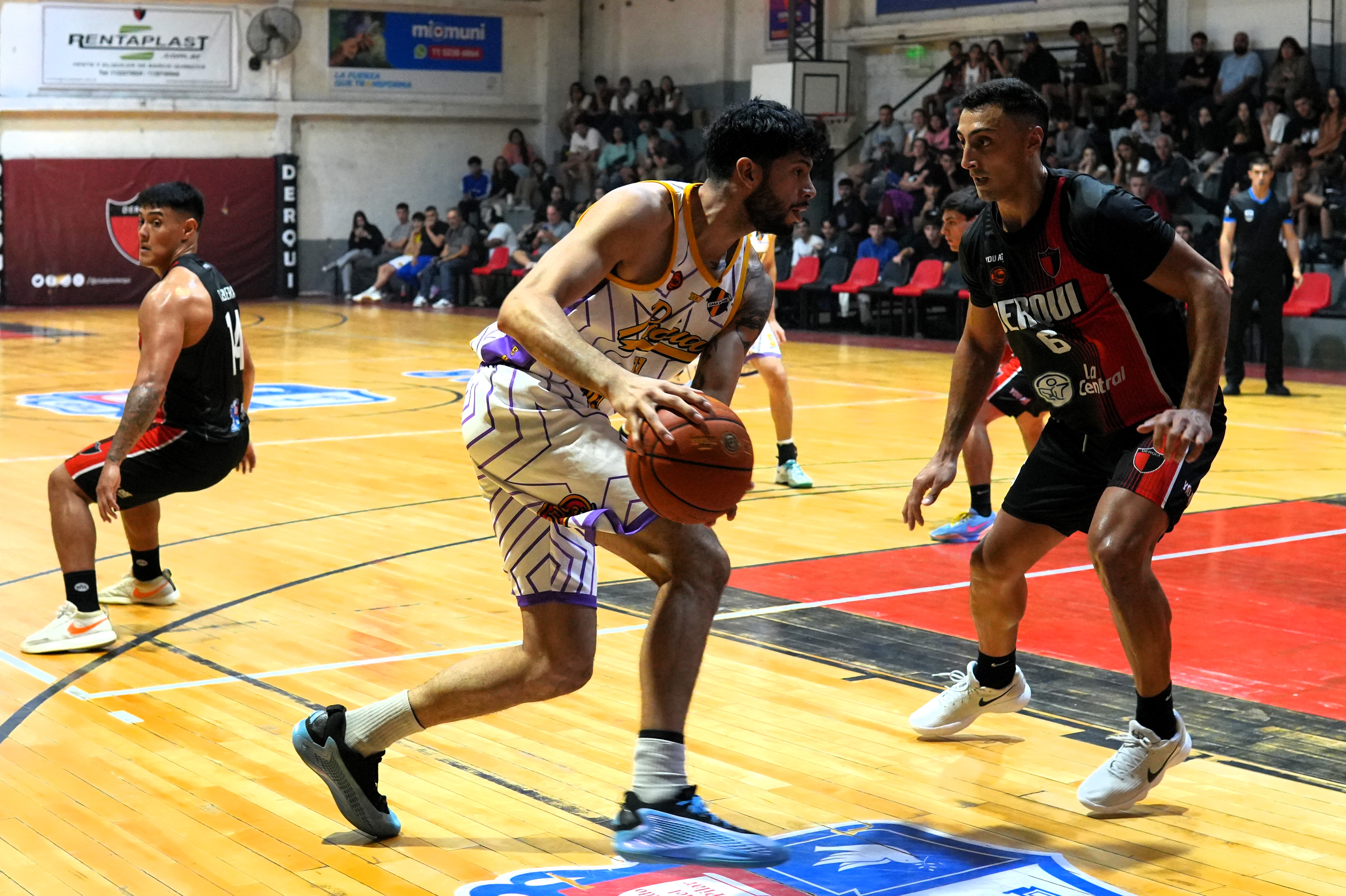 Padua golpeó en el final y festejó como visitante ante Derqui