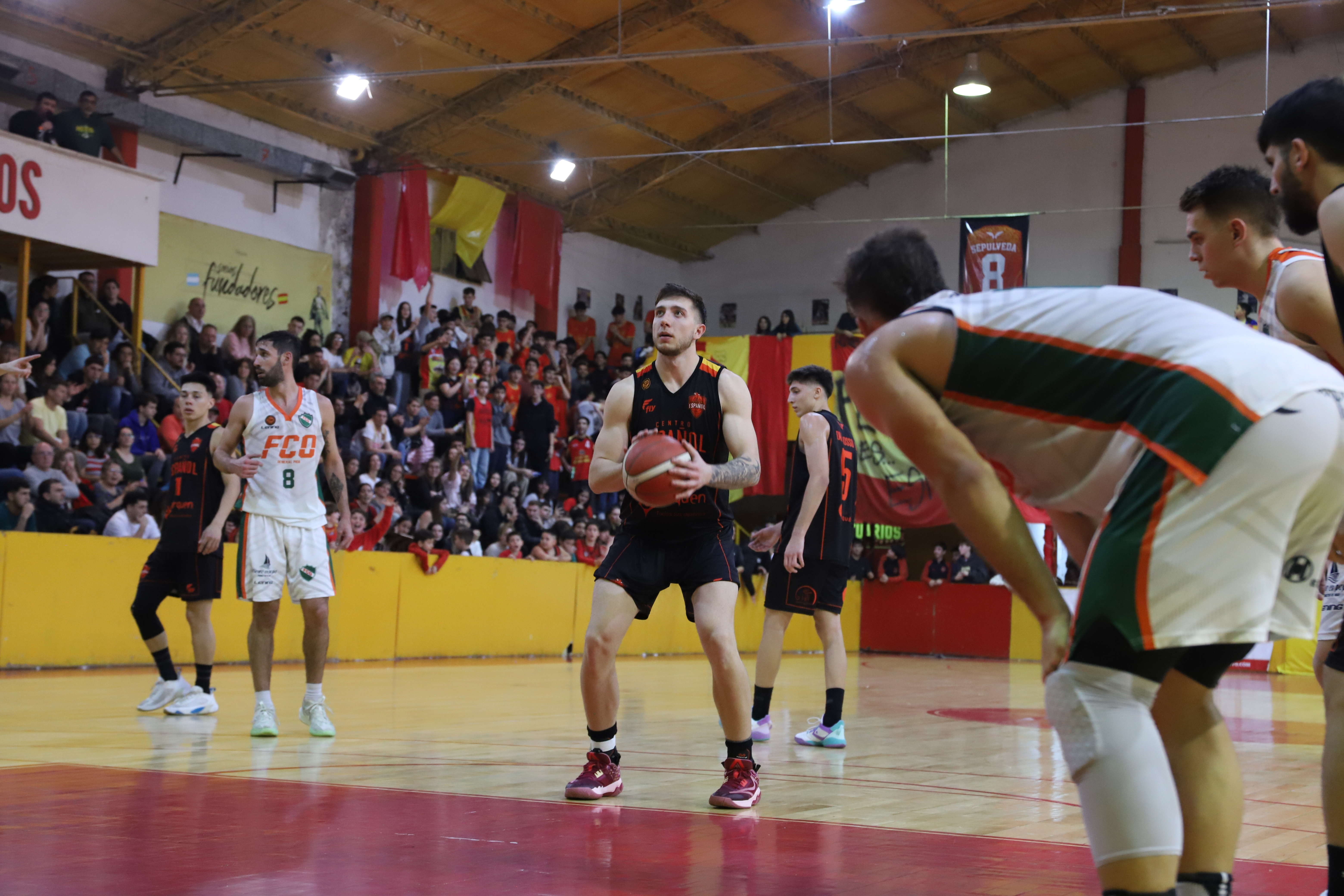 Centro Español reaccionó ante Ferro y estiró la serie al tercer juego