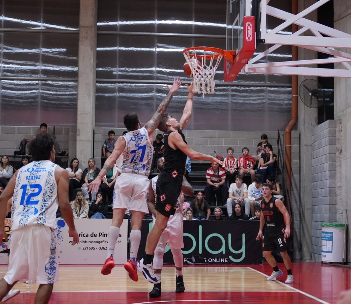 Estudiantes ganó con amplitud y sueña con entrar a los playoffs
