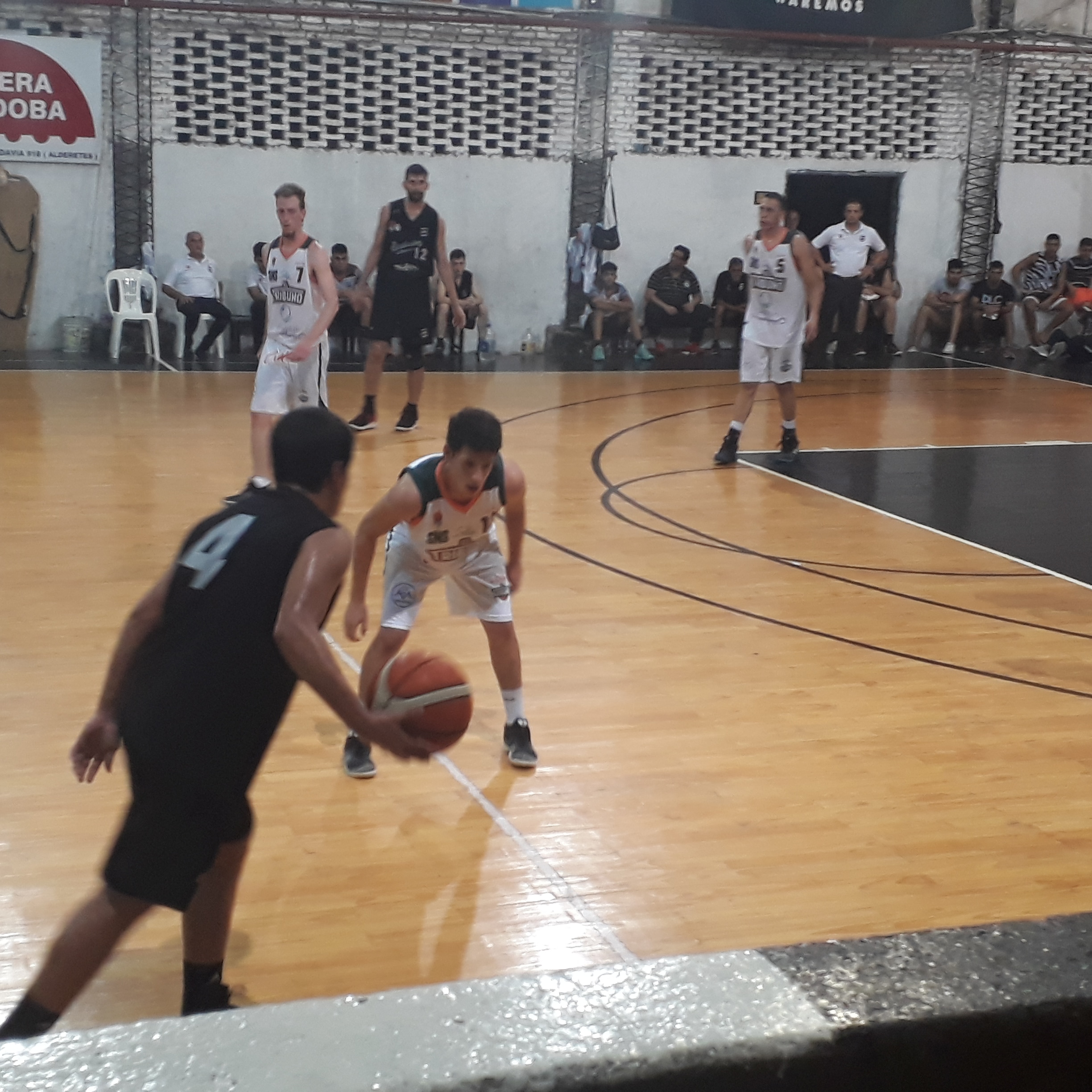 Estudiantes saca ventaja en la cima