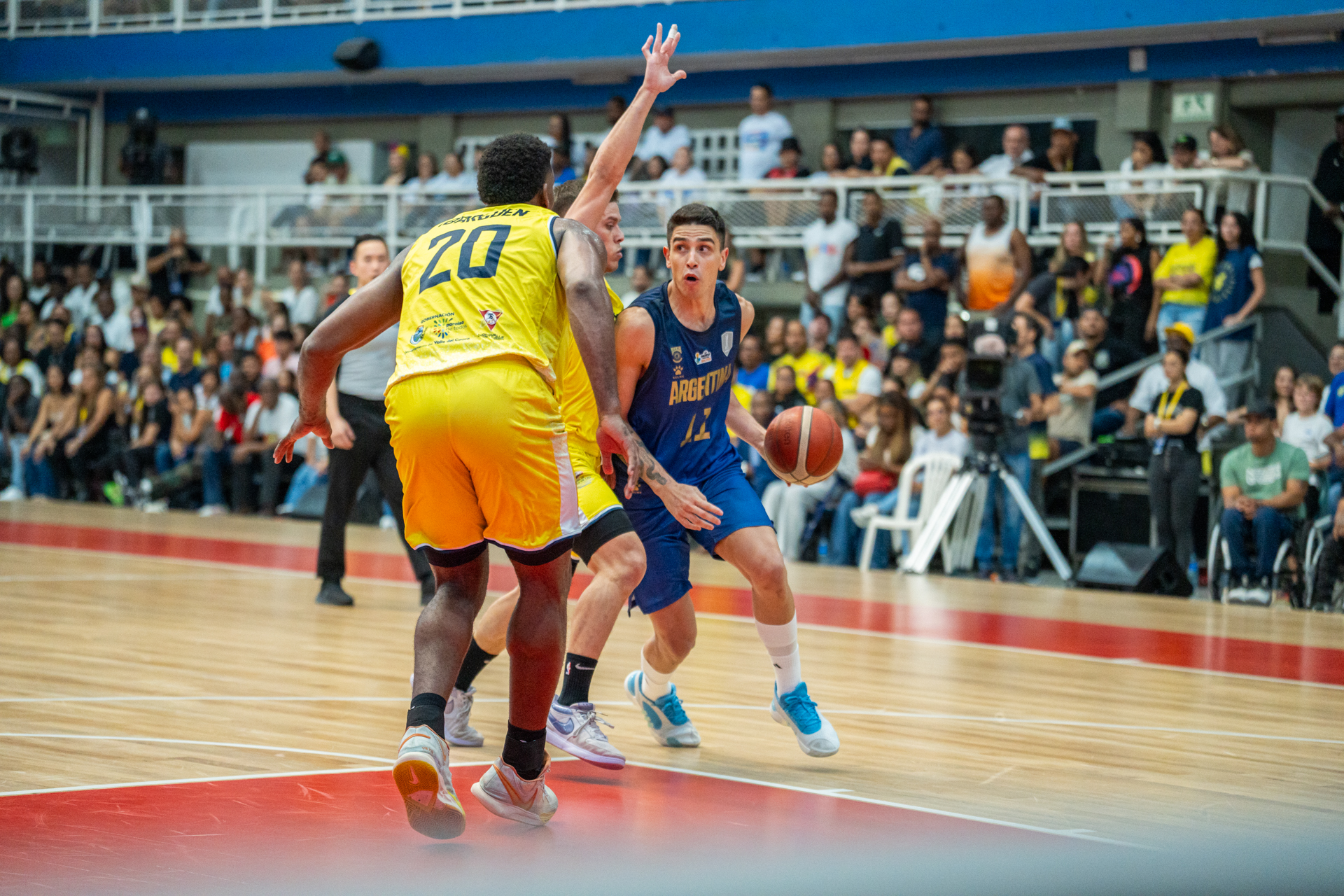 Argentina ganó en Colombia y se quedó con el uno del grupo