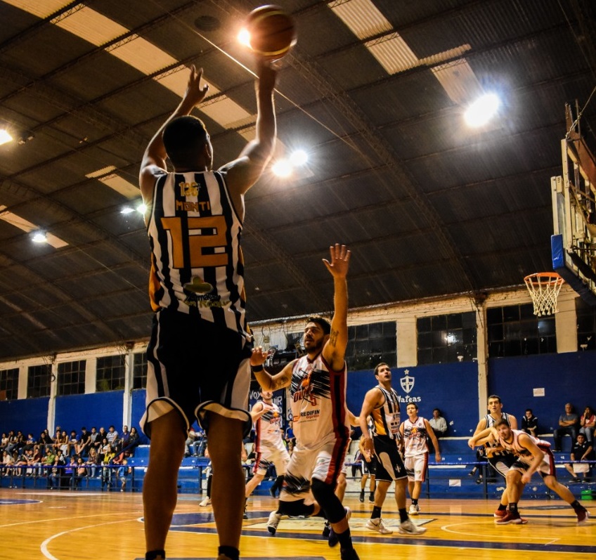 Atlético Tala le ganó al líder de la División