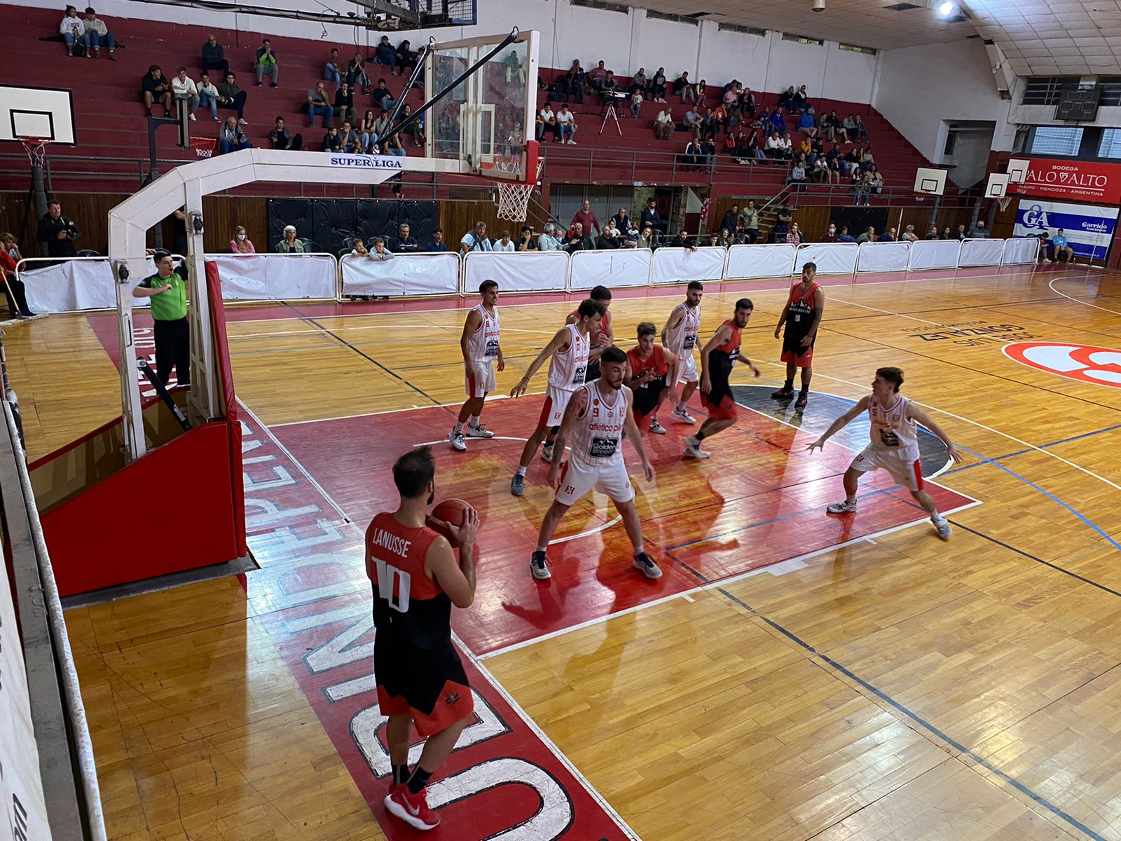 En un final caliente, Independiente no pudo con Atlético Pilar