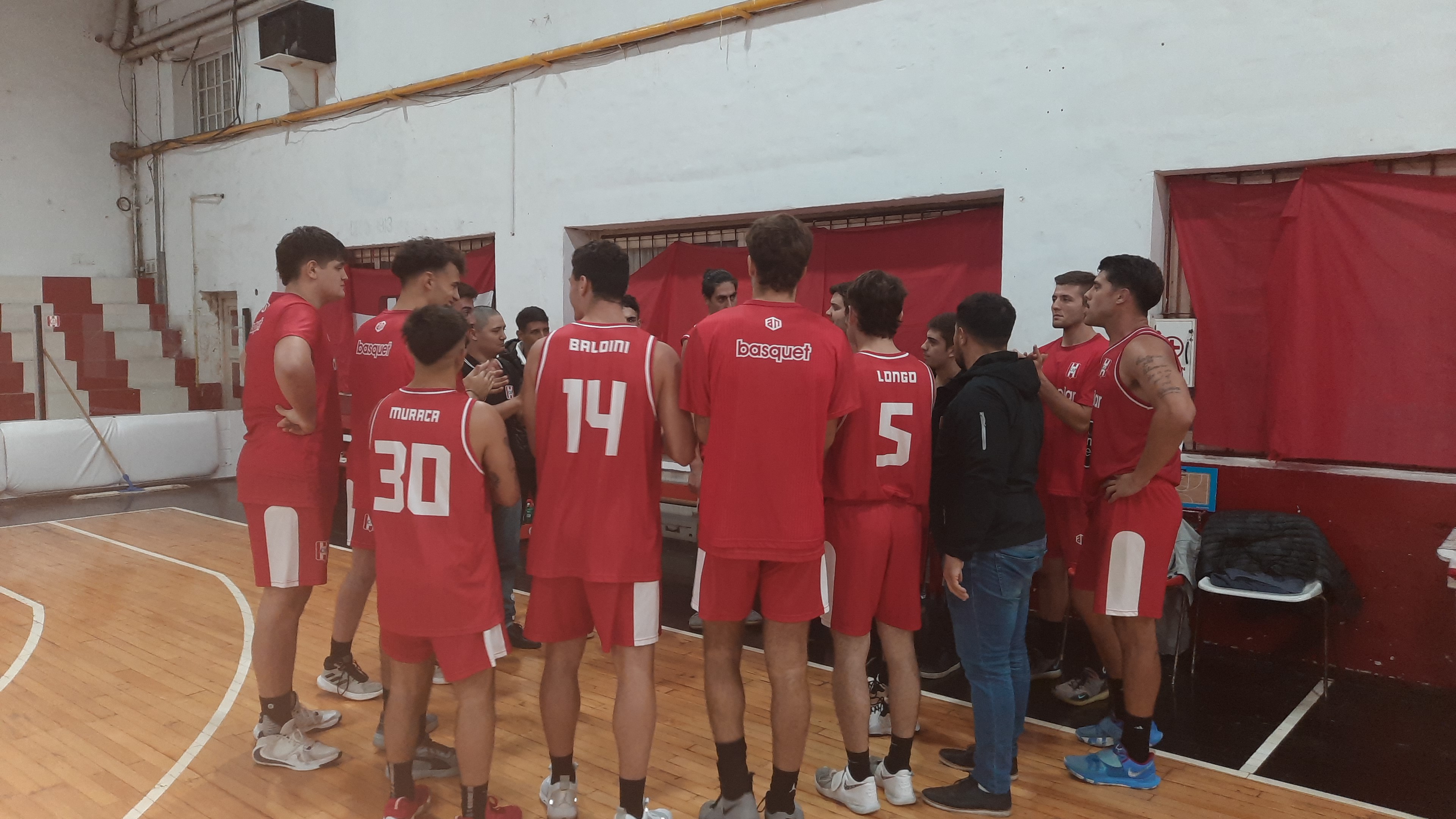 Gran victoria de Atlético Pilar en casa para subirse al podio