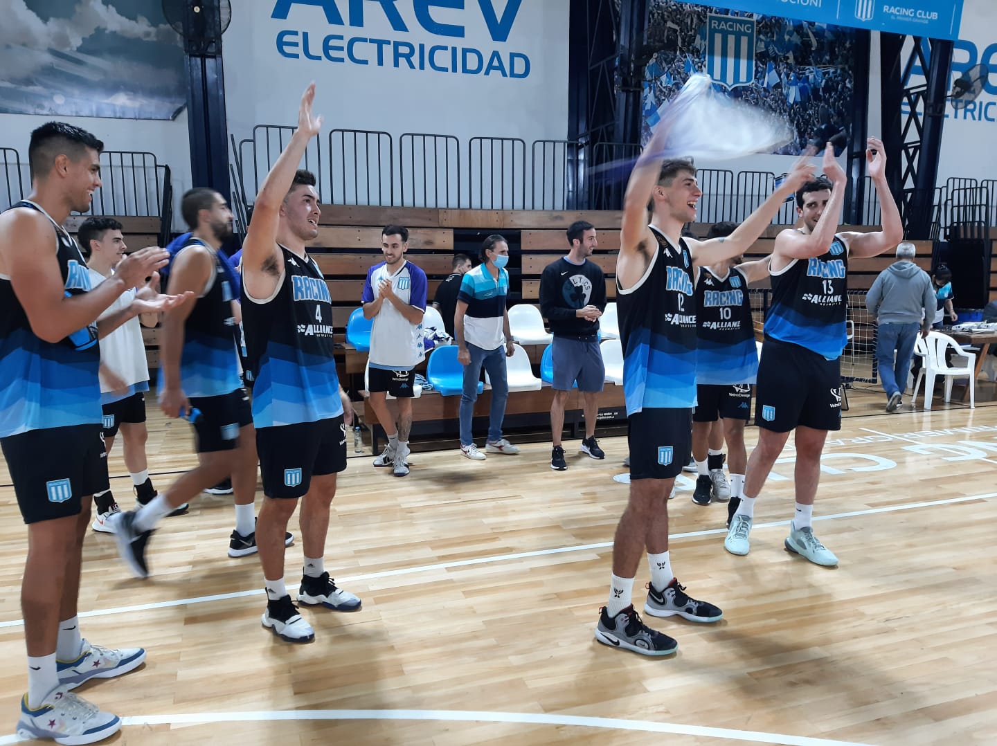 Racing ganó y llegó a la decena de victorias