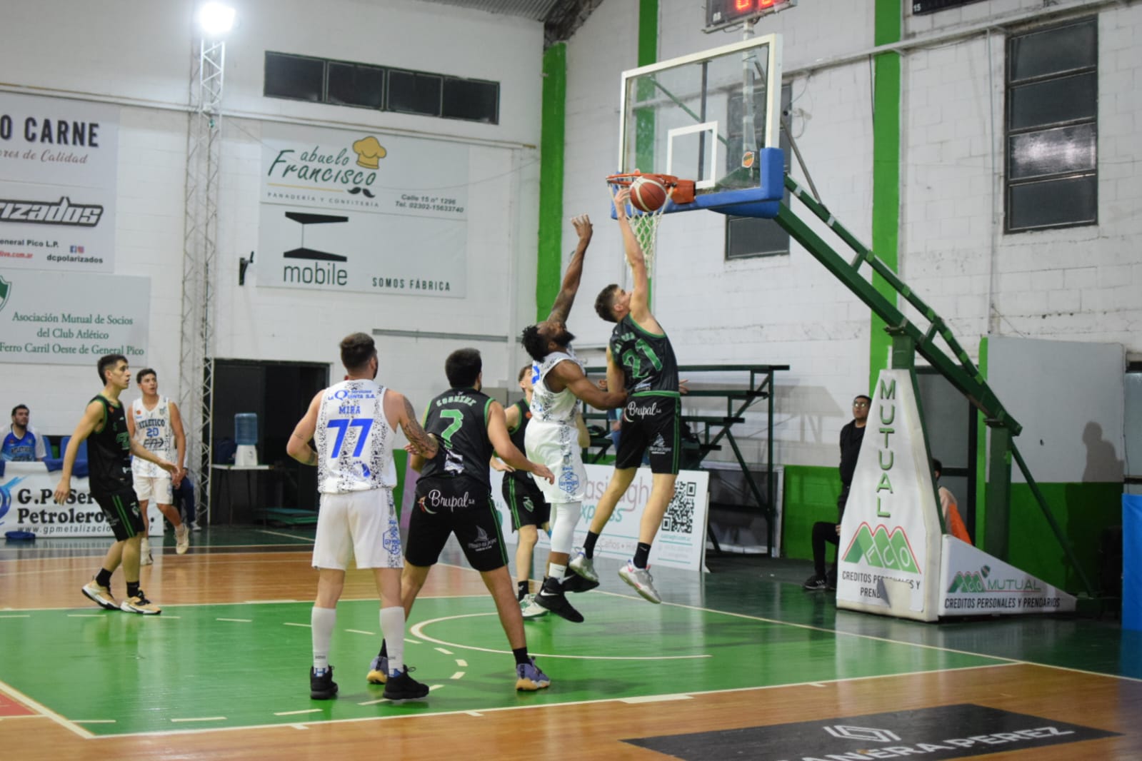 Ferro mantiene la racha victoriosa en casa