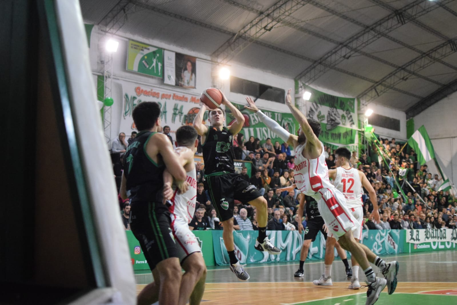 Ferro ganó y forzó el tercero