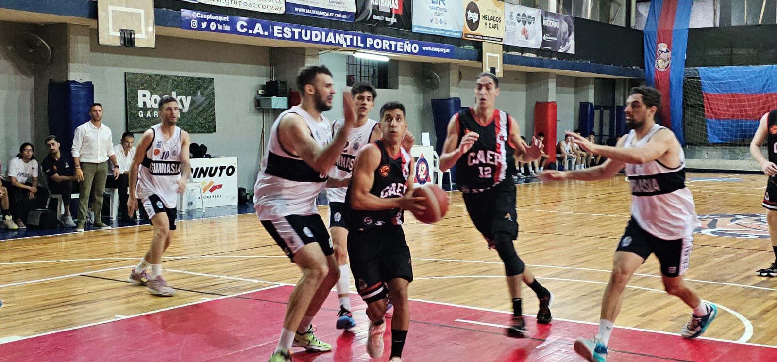 El base que dicta el juego en Porteño