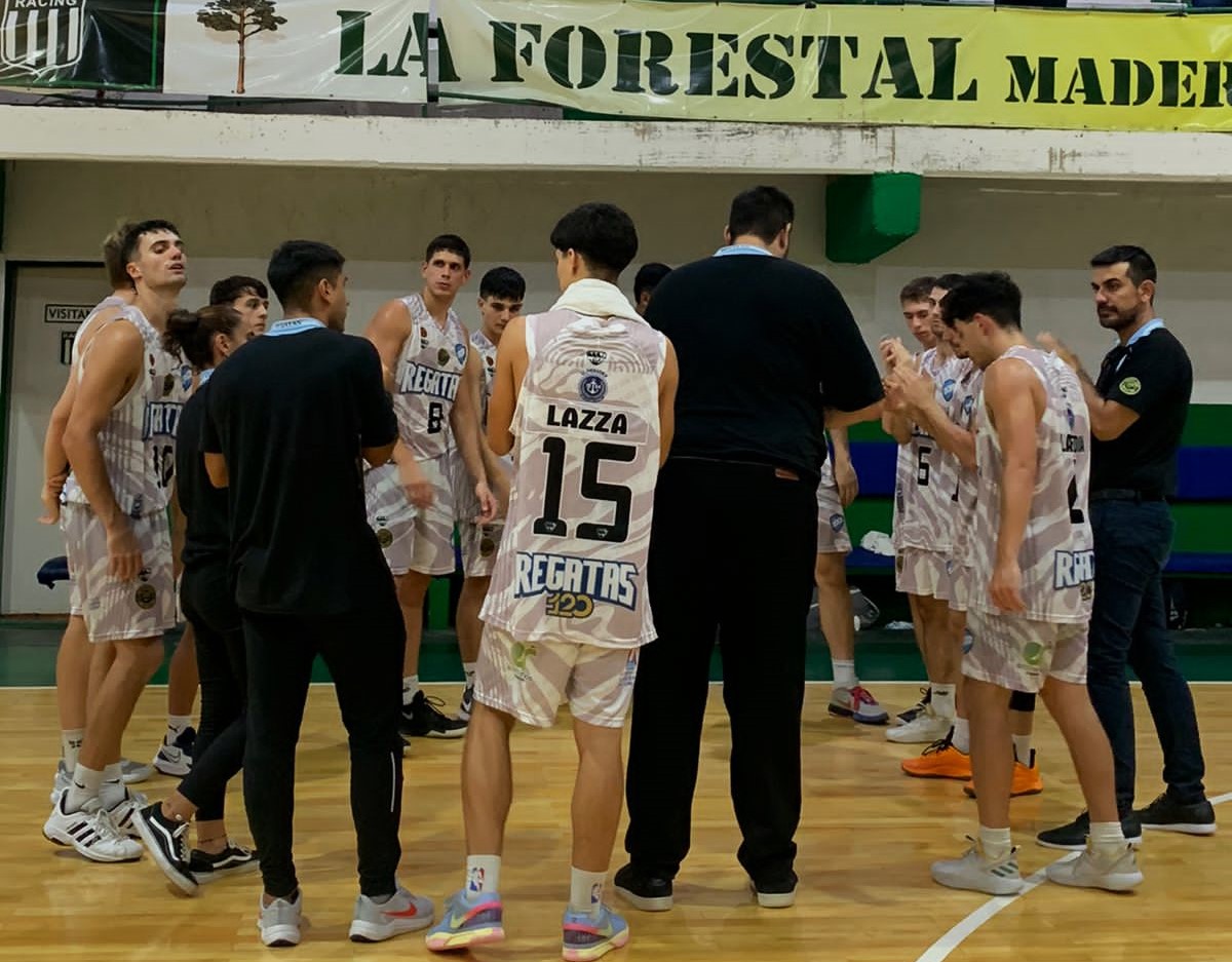 De visitante, Regatas venció a Racing Club 