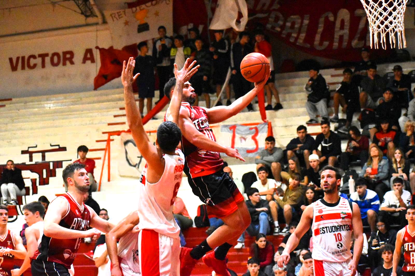 Atenas revirtió el juego y se quedó con el clásico platense