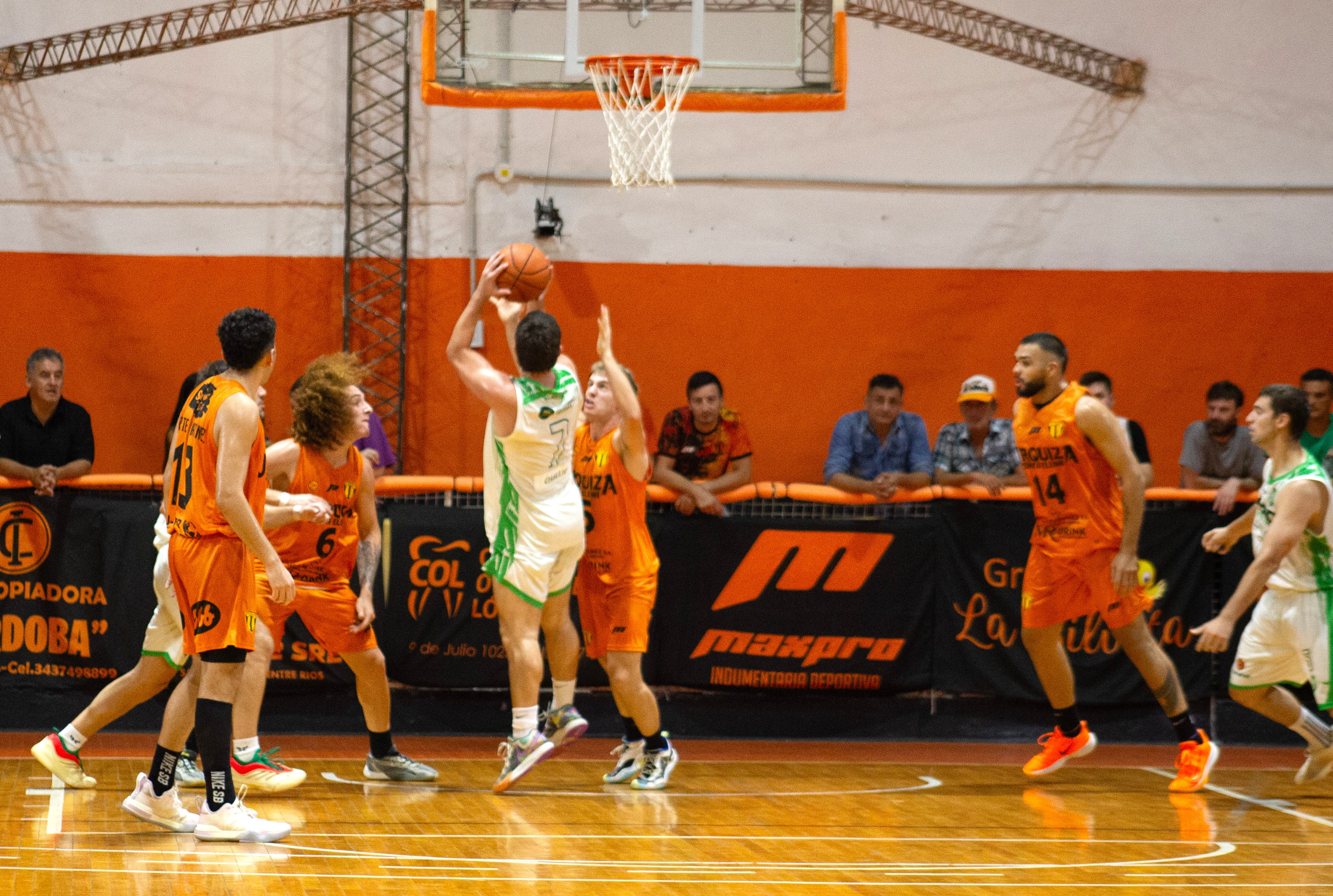 Ferro San Salvador ganó en Santa Elena y trepó a la cima