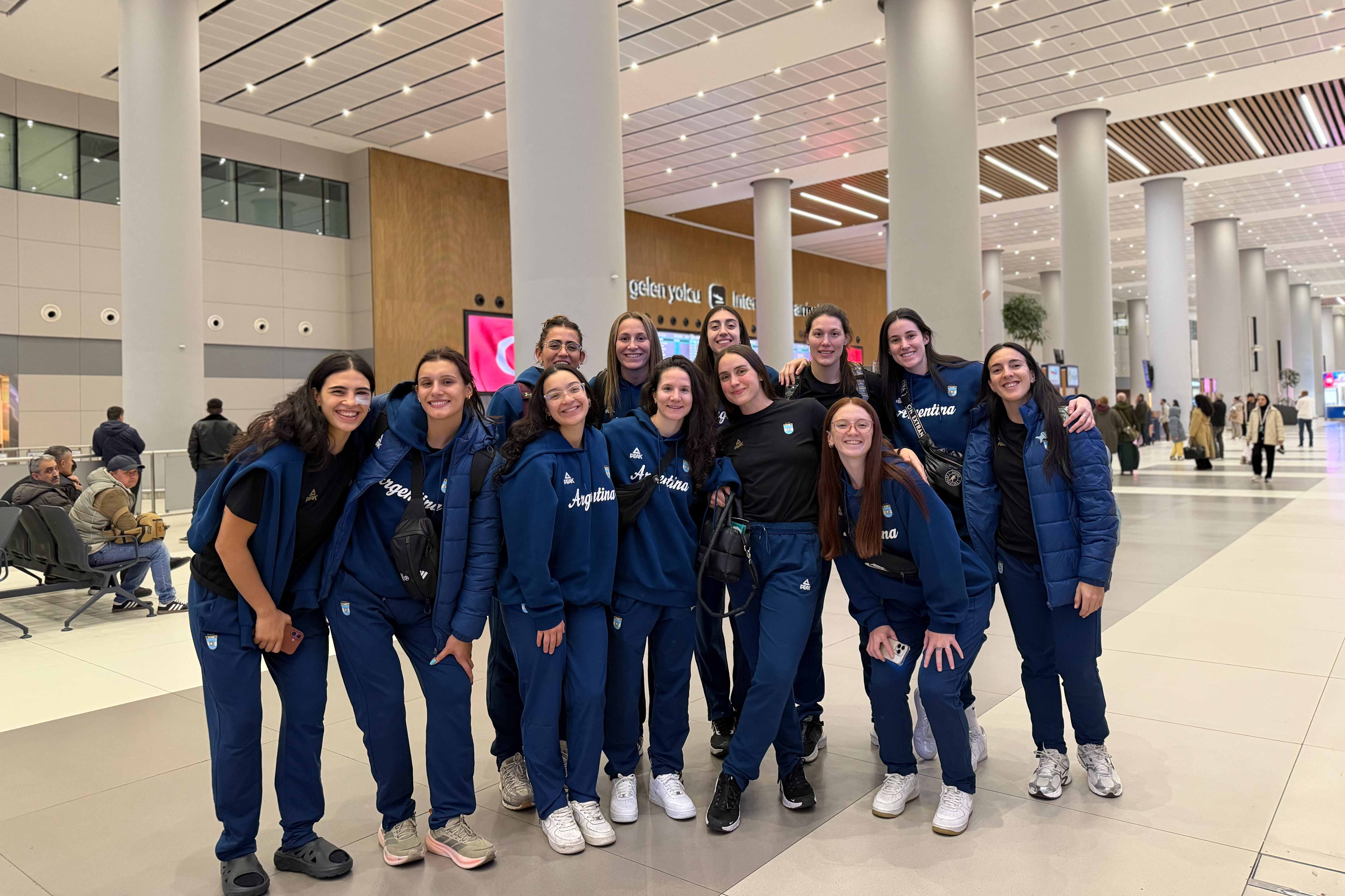 La Selección Mayor Femenina ya está en Estambul para jugar el PreMundial