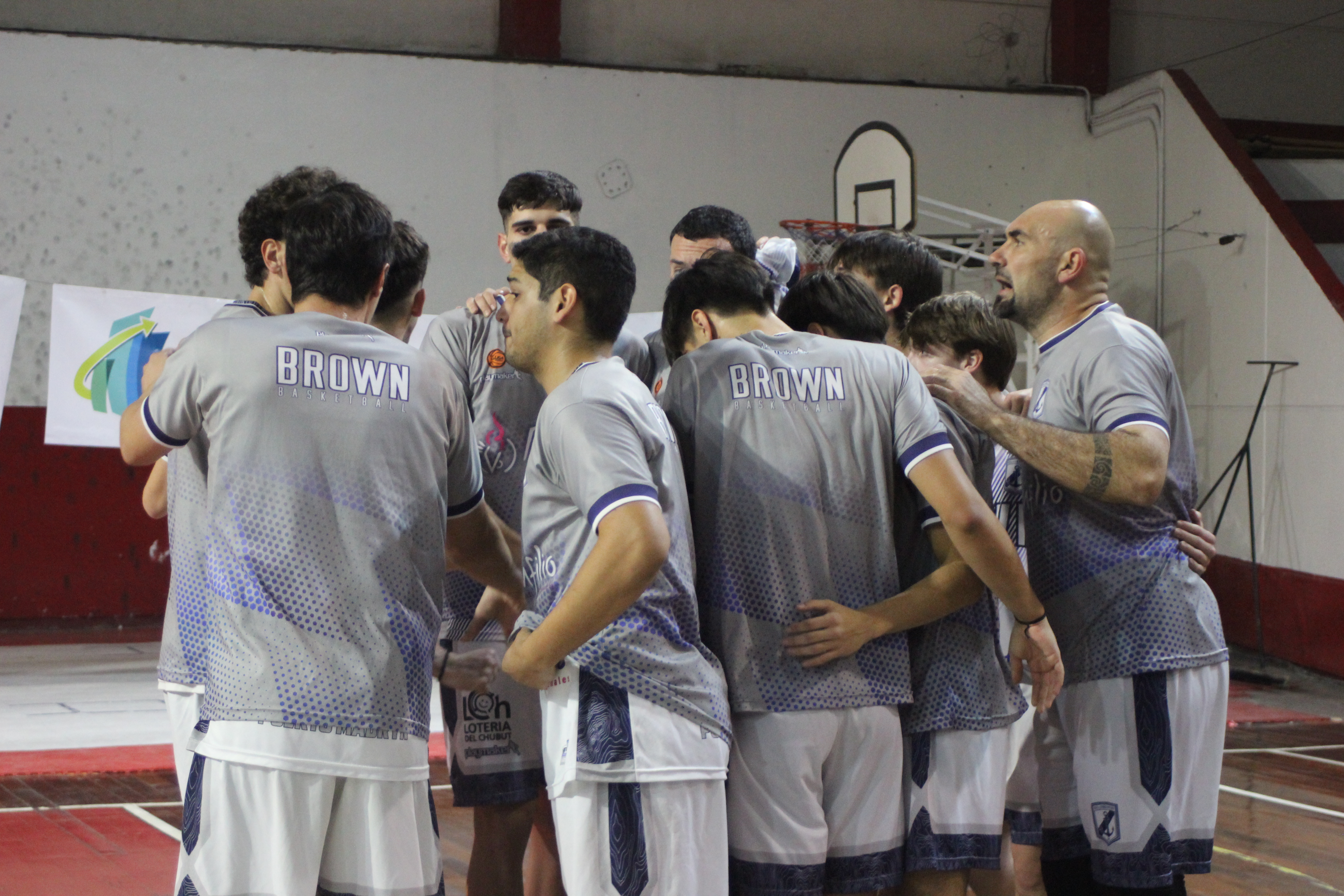 Brown cerró la fase regular con un triunfo 