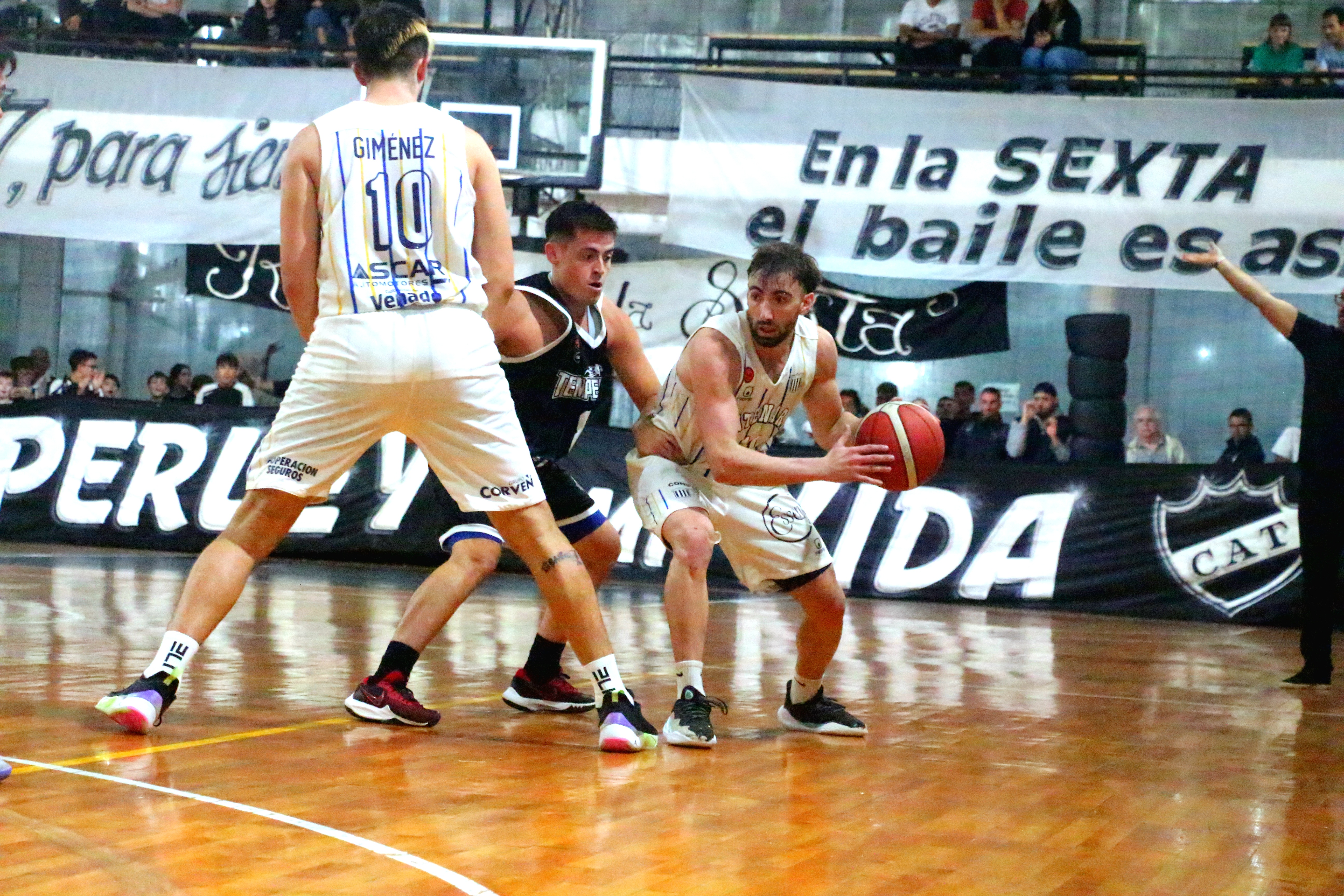 Al borde del batacazo rosarino, Centenario ratificó el invicto