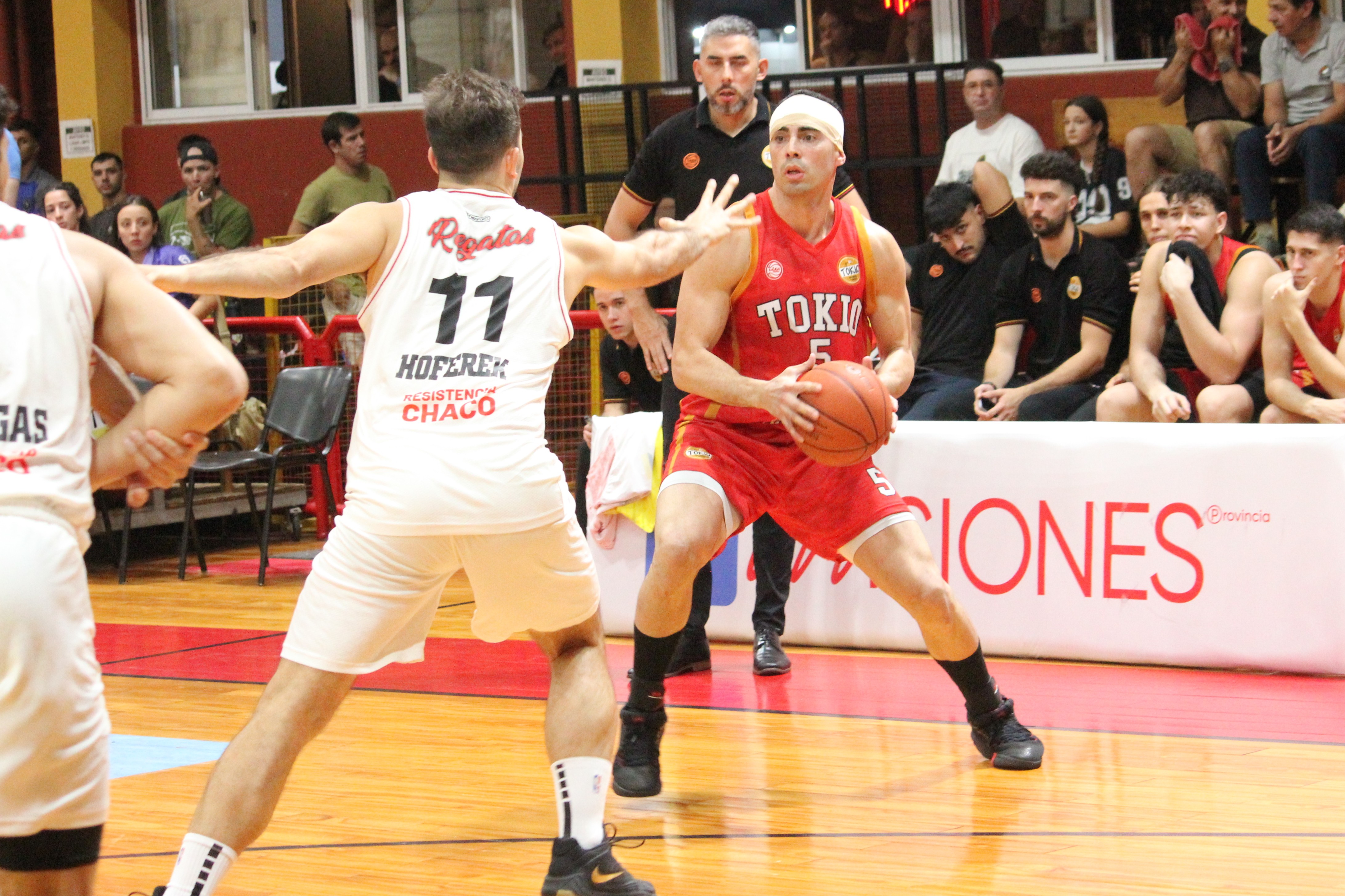 Tokio mantuvo su invicto de local con un sólido triunfo ante Regatas