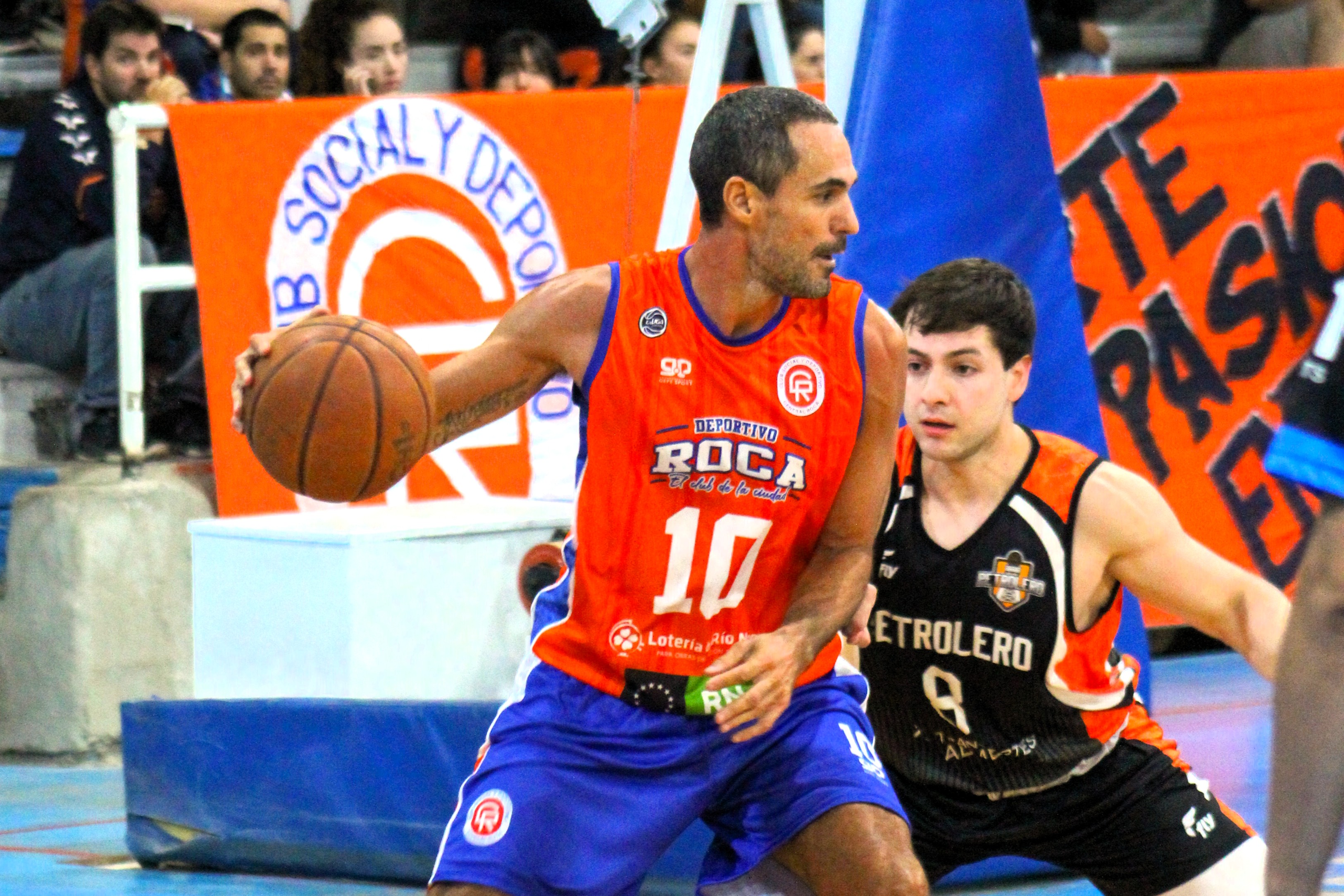 Con gran defensa, Deportivo Roca tuvo un debut ganador en casa