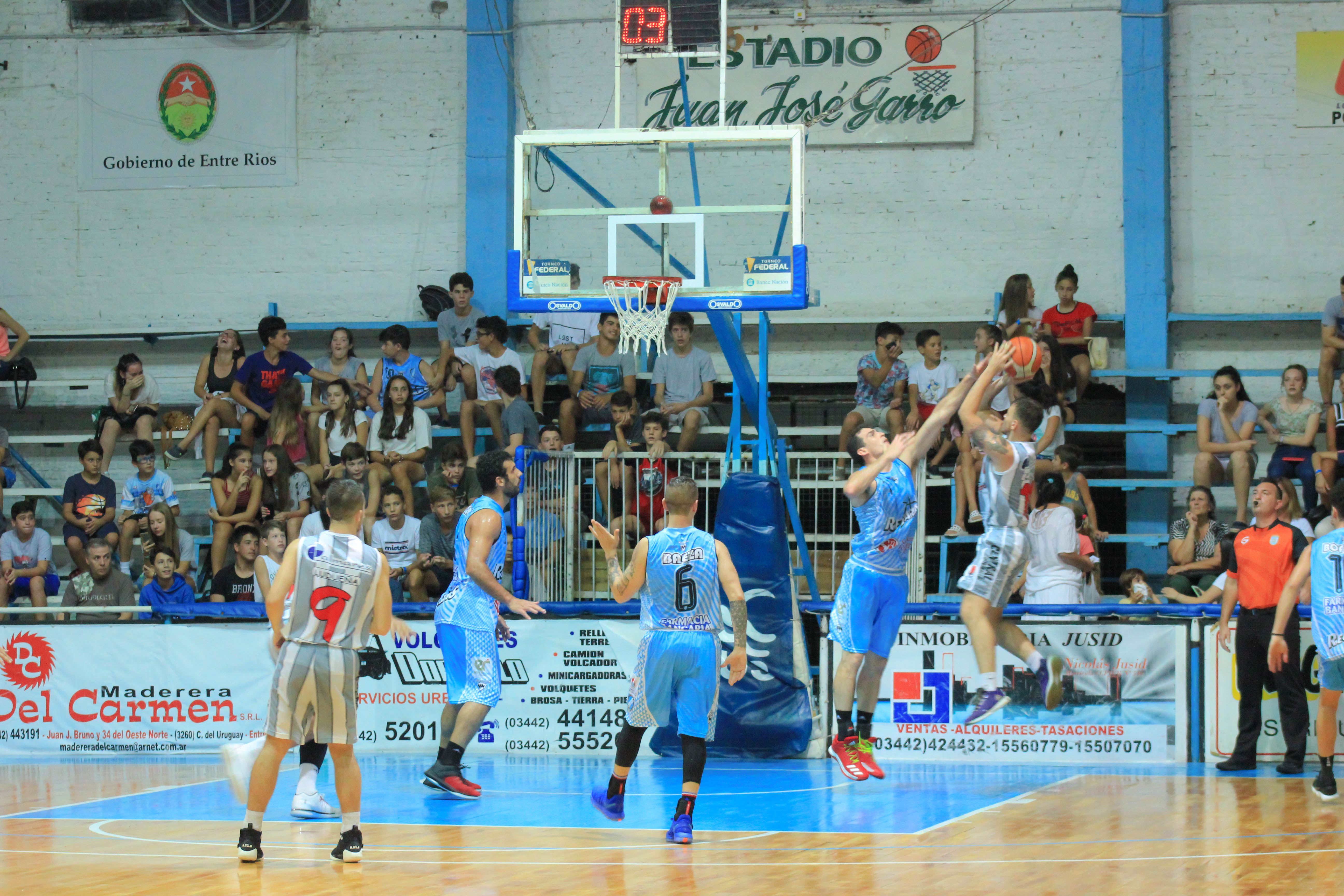 Regatas se quedó con un partidazo ante el líder