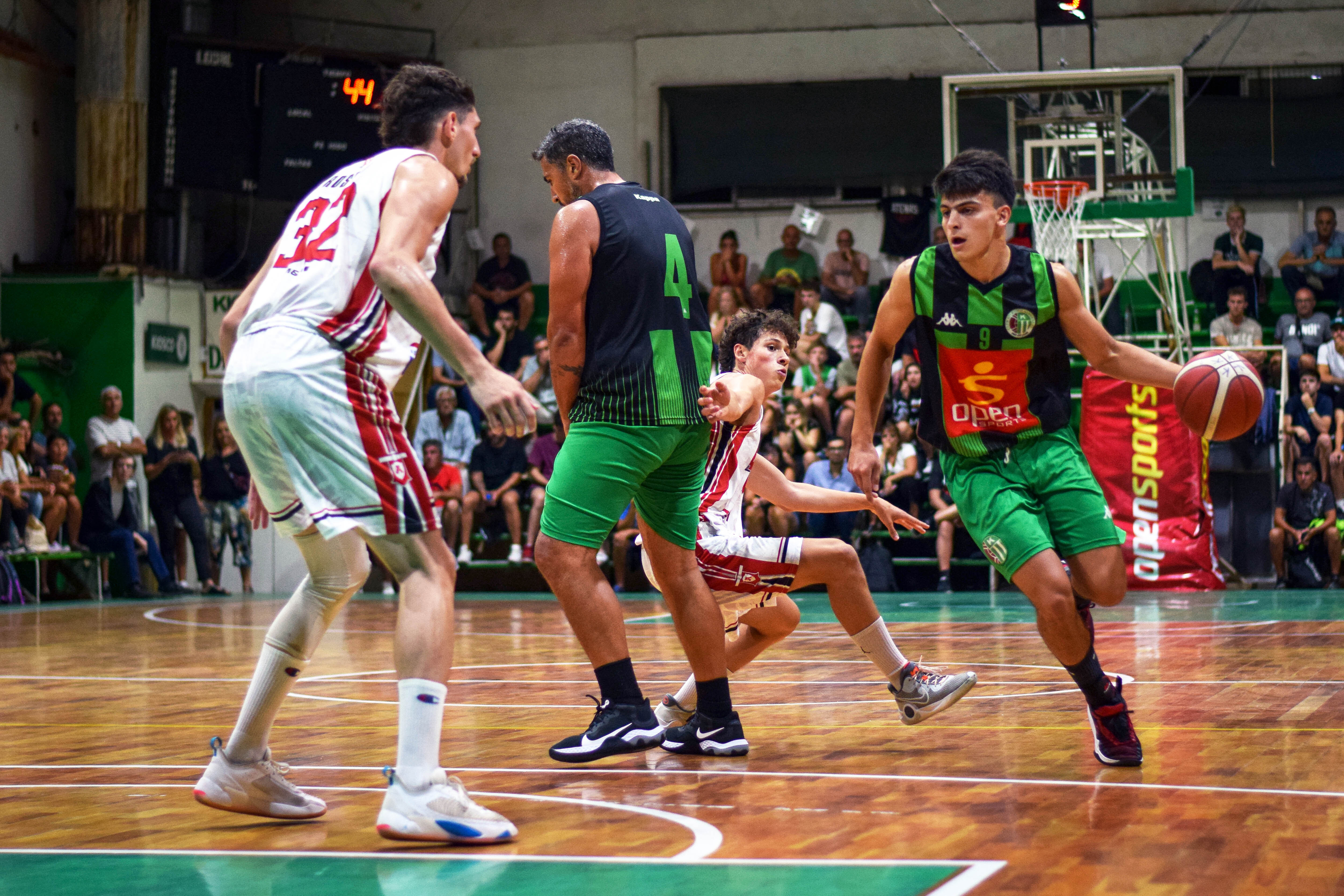 Atenas se impuso ante Kimberley en un partido accidentado