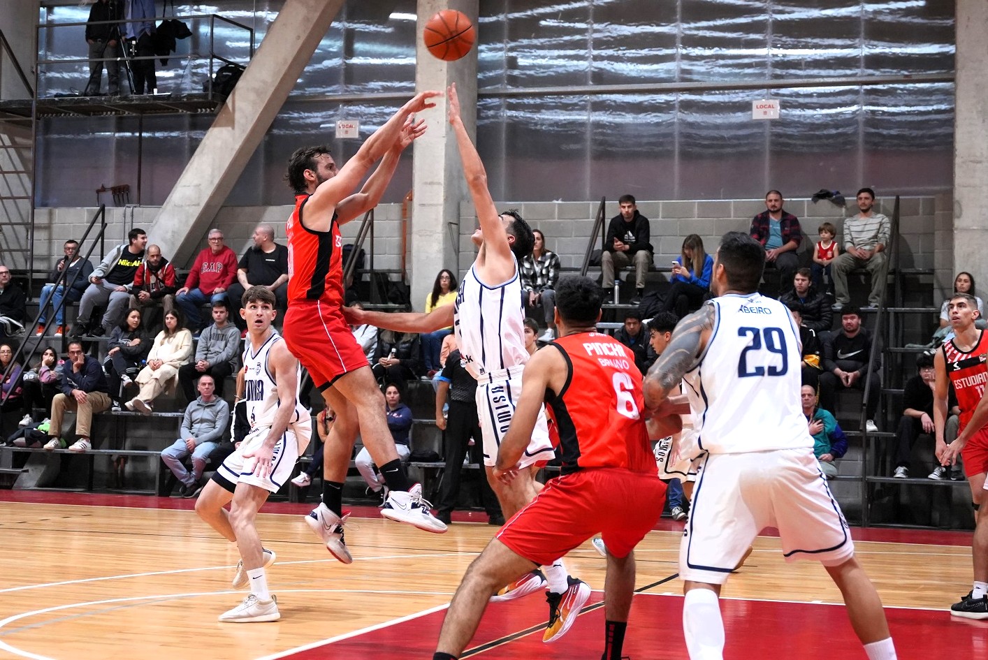 Estudiantes derrotó a Somisa en La Plata y picó el boleto a los playoffs