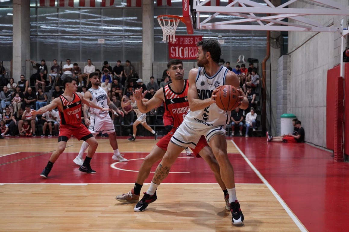 Somisa pegó en La Plata y sumó otra victoria fuera de casa