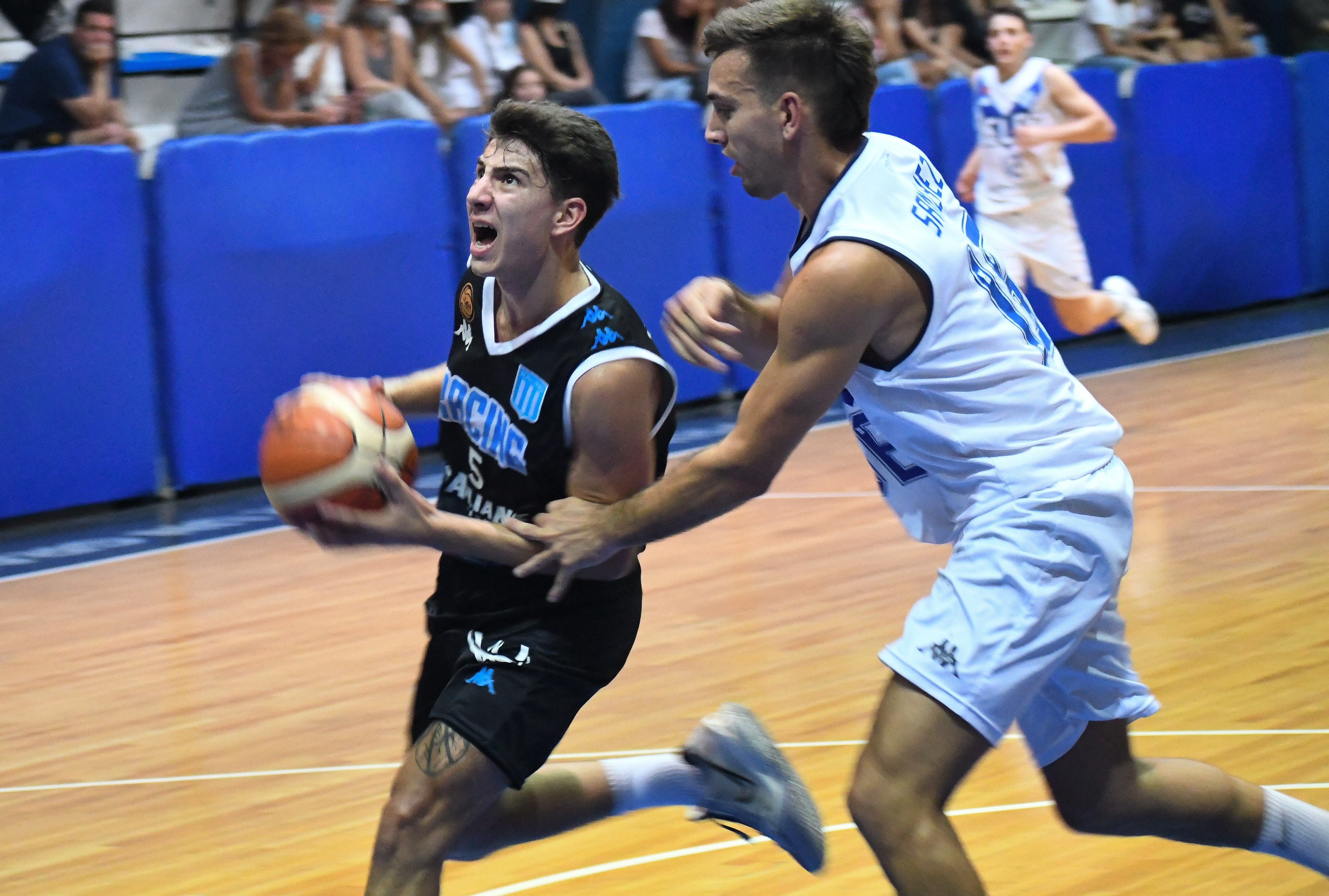 Contundente triunfo de Racing en Liniers