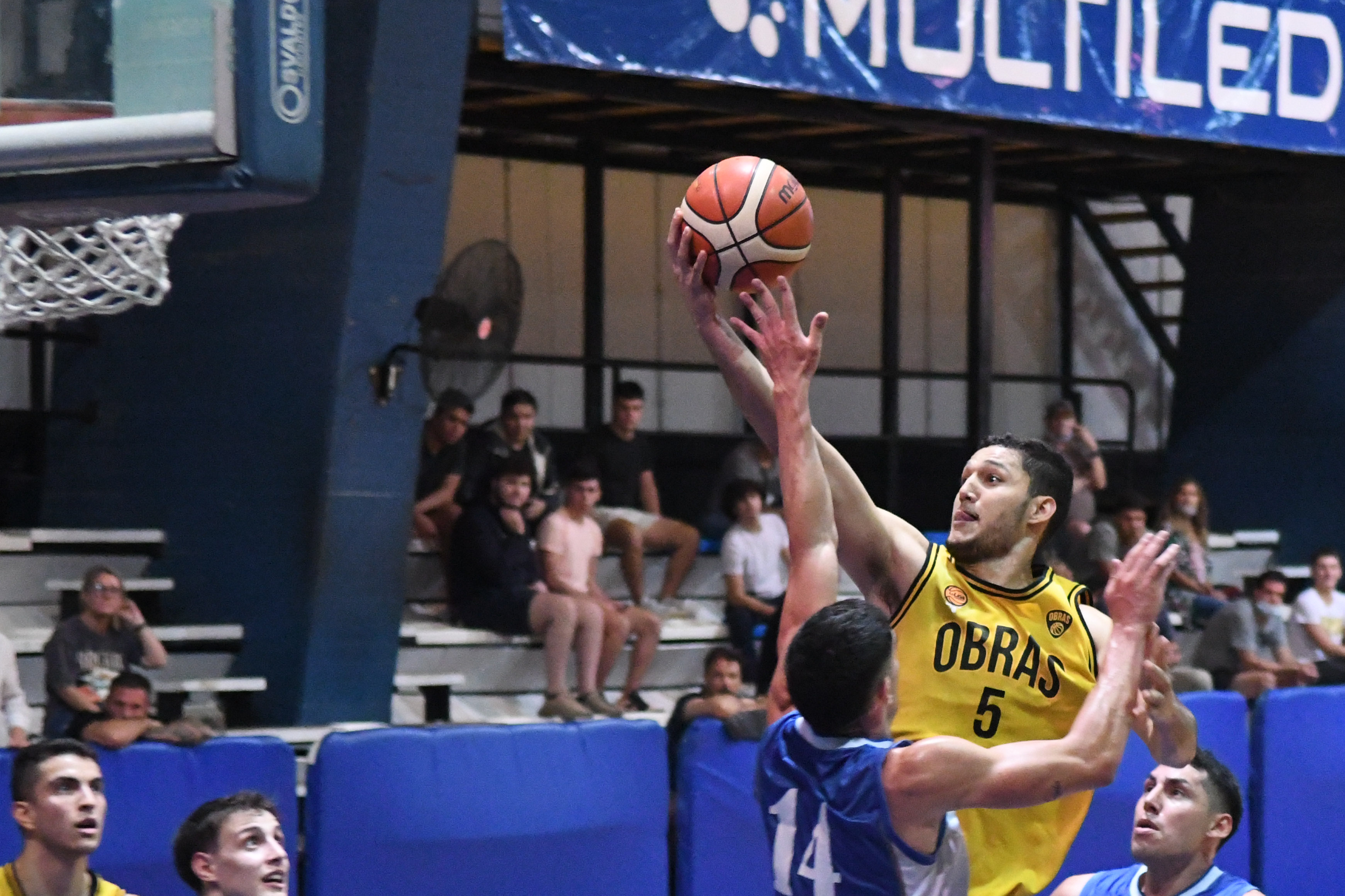 Obras se llevó un apretado triunfo ante Vélez