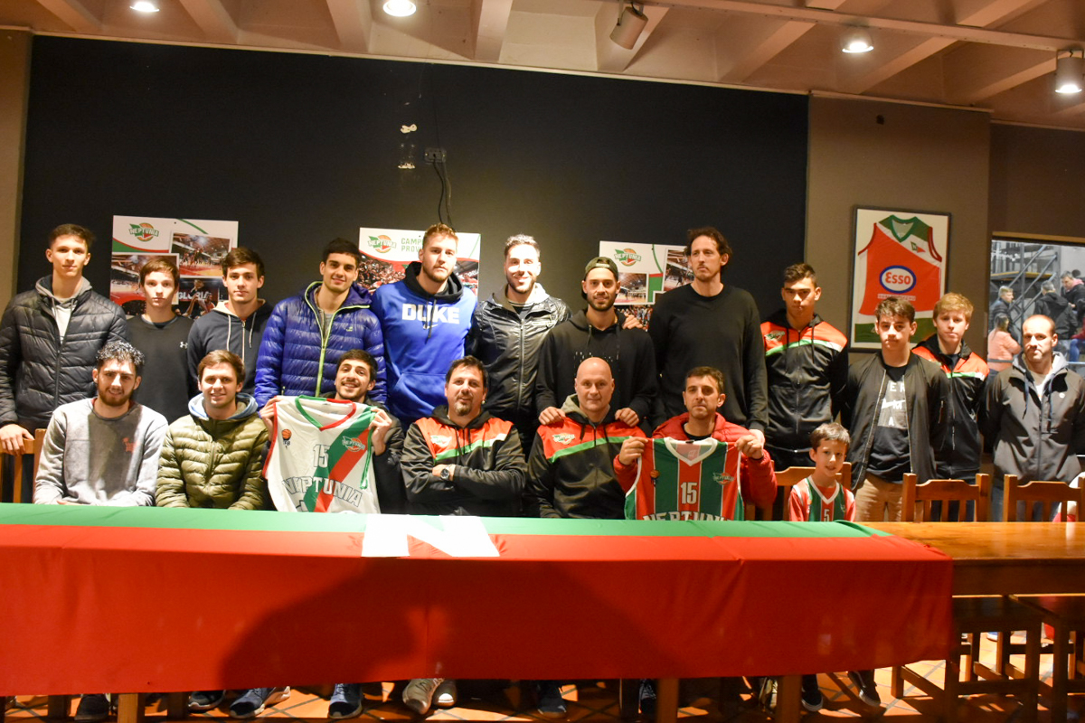 Neptunia presentó plantel e indumentaria