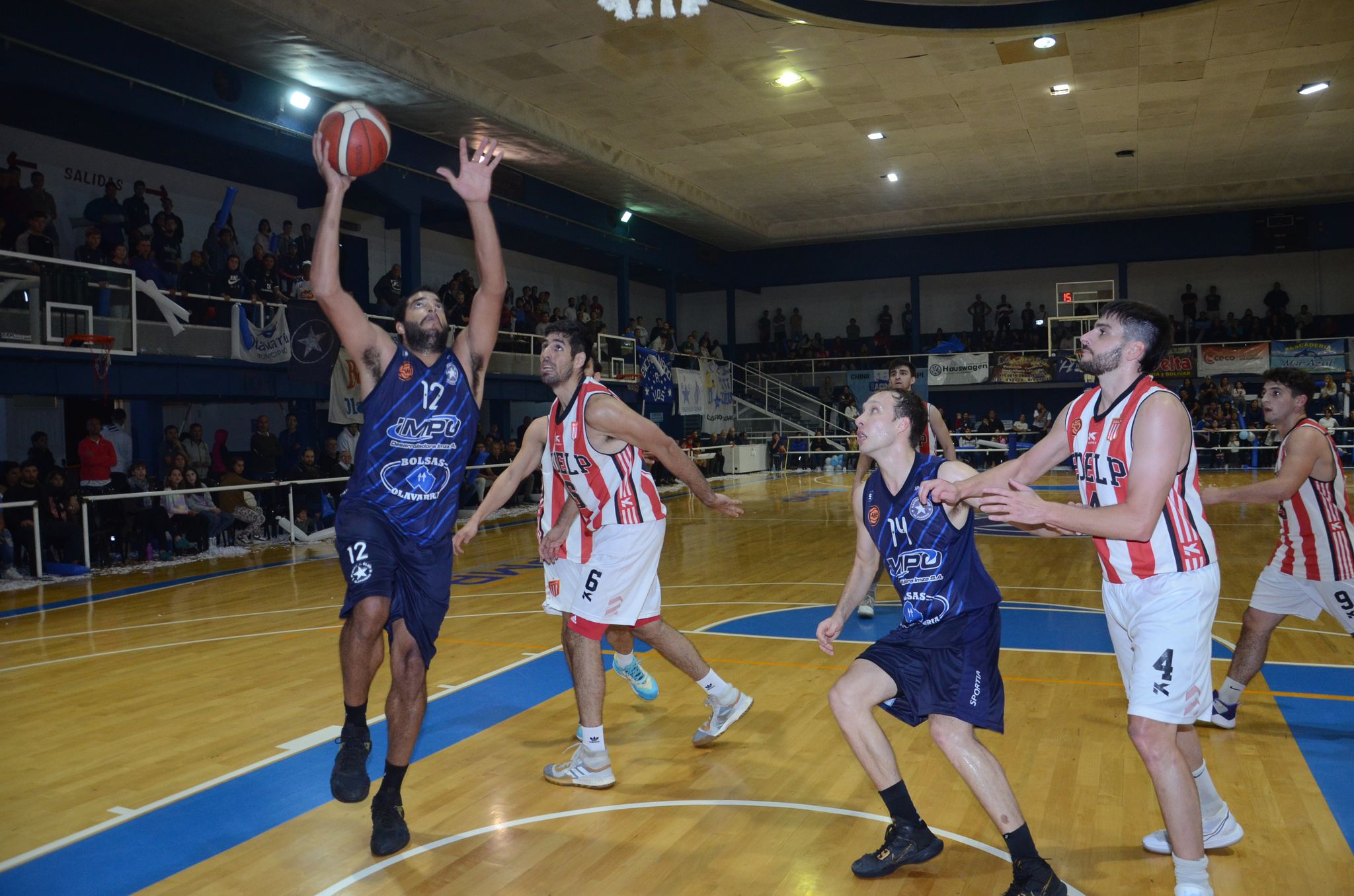 Racing de Olavarría ganó en el final y dio otro paso hacia el segundo puesto