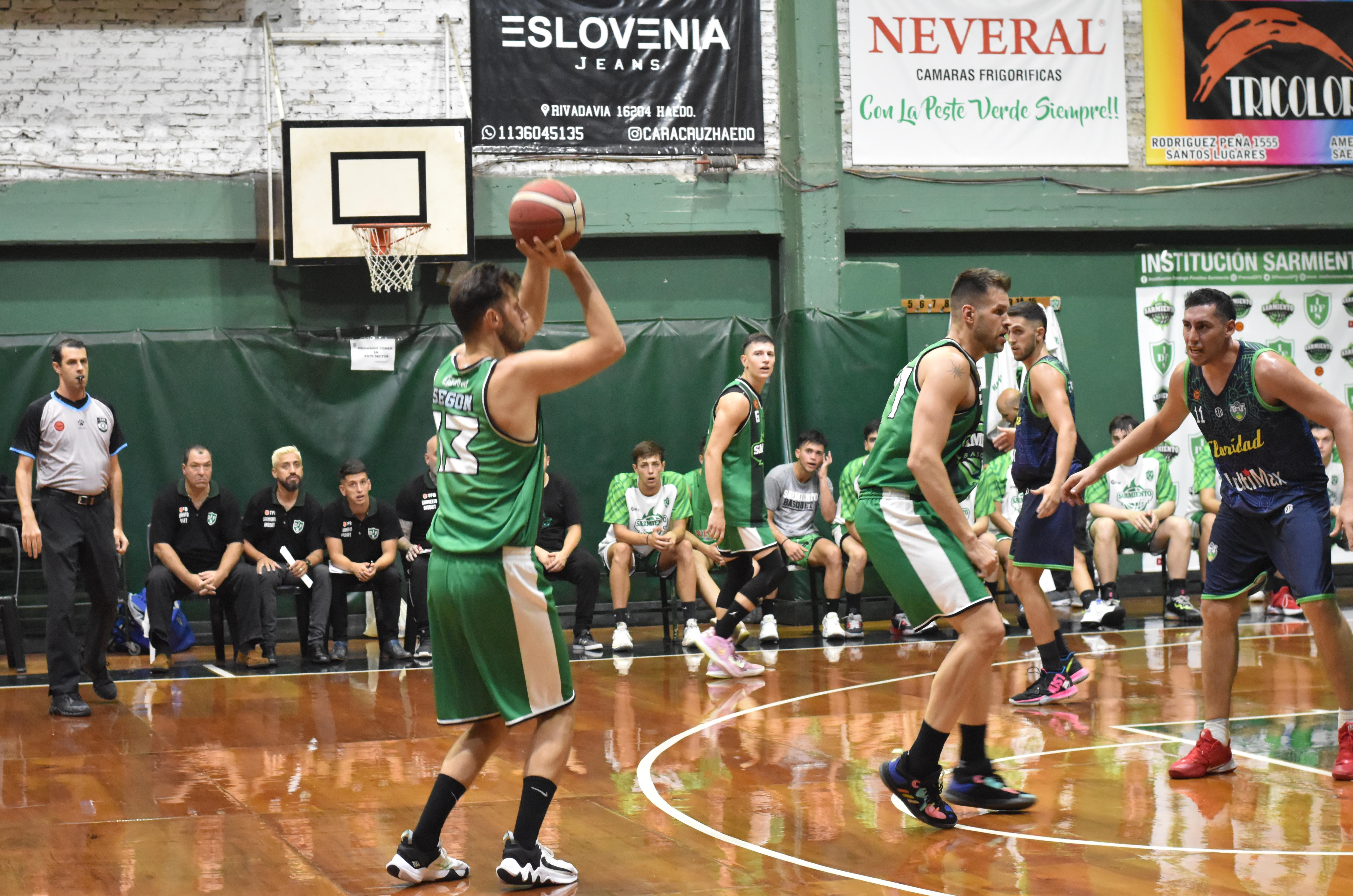 Institución Sarmiento pisó fuerte en su debut