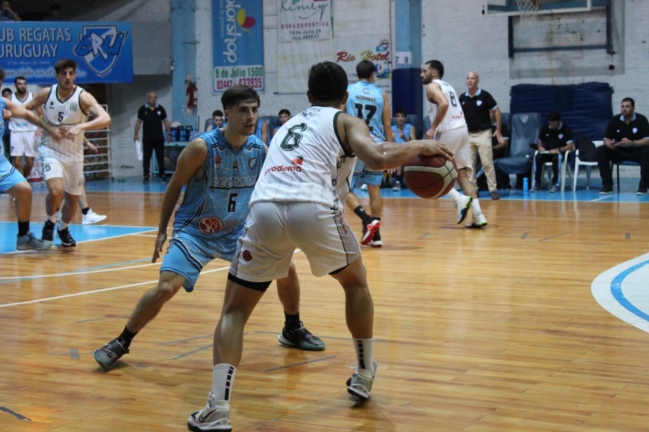 Regatas superó a Racing y sigue fuerte de local