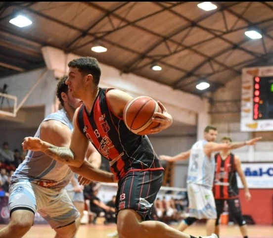 Central venció con claridad a Regatas y se puso 1-0