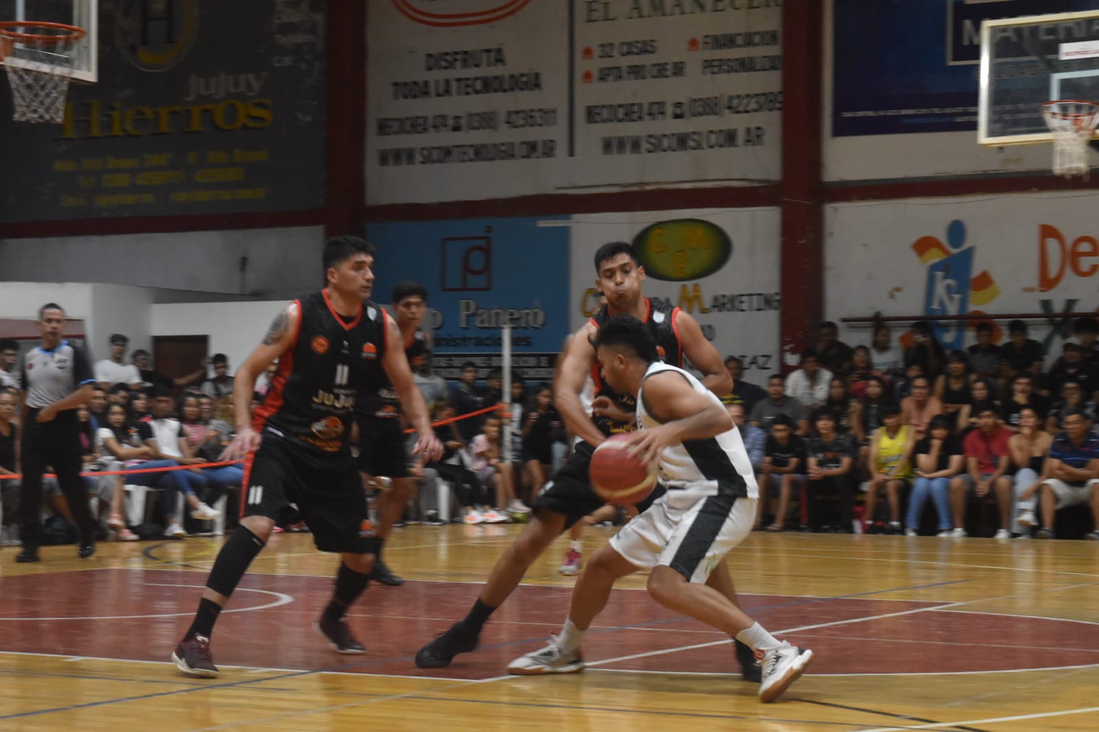 Avellaneda Central se impuso ante Jujuy Básquet y consiguió su primer triunfo