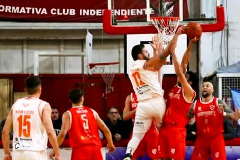 Deportivo Roca lo dio vuelta en La Caldera y avanzó en los playoffs