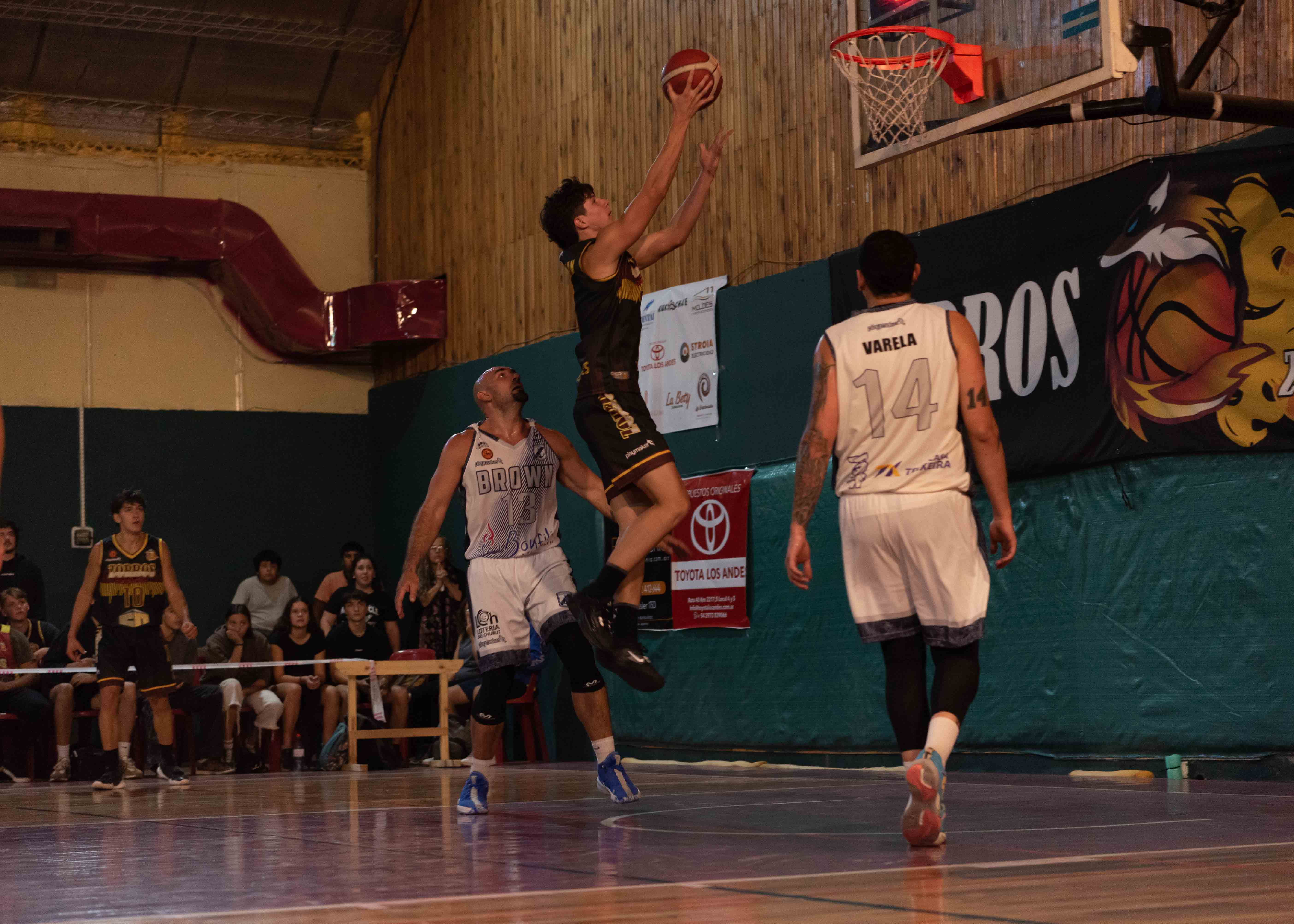 Zorros recibe a Perfora en el Primeros Pobladores